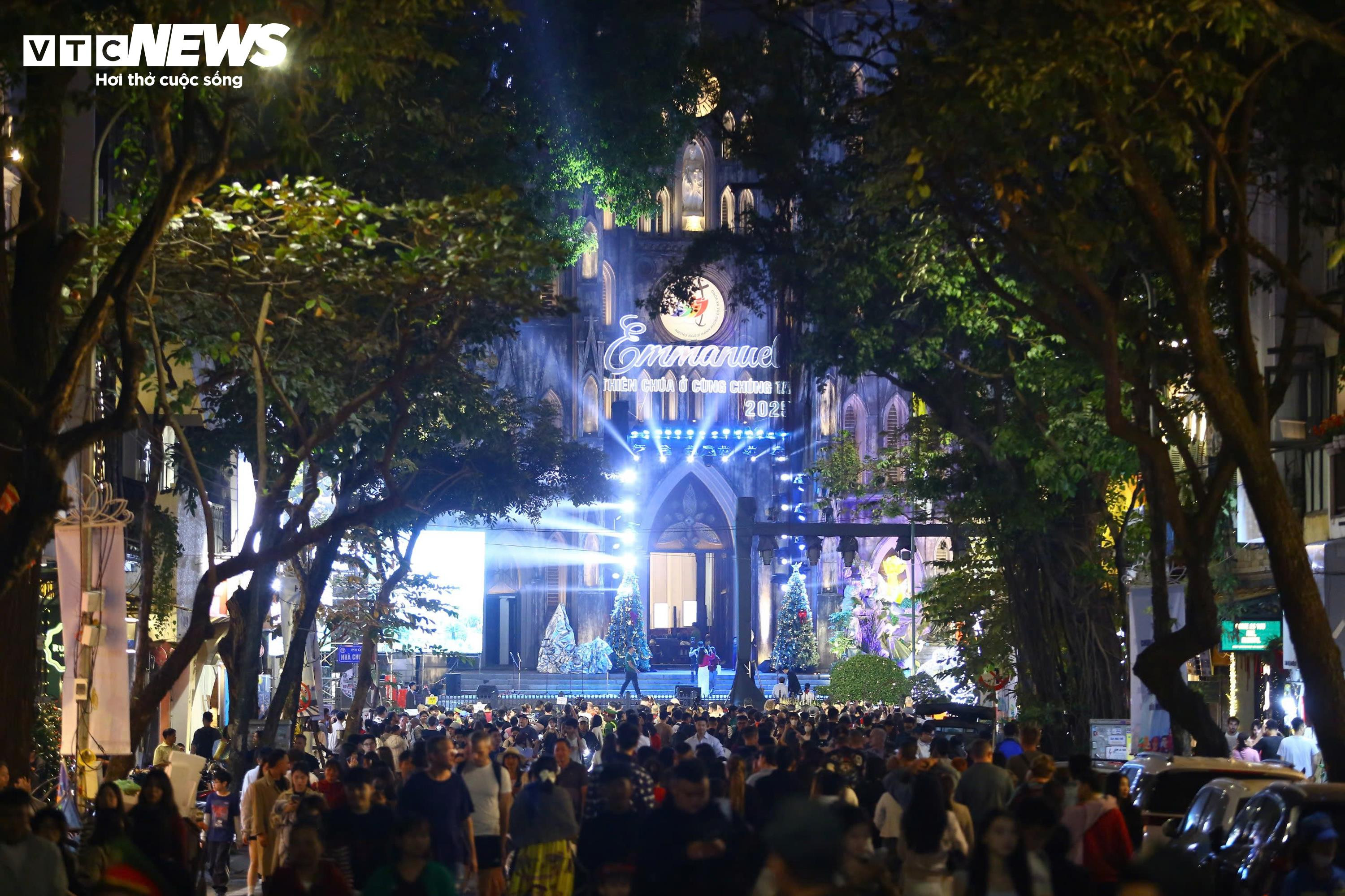 Những khoảnh khắc ấm áp trong đêm Noel - 1