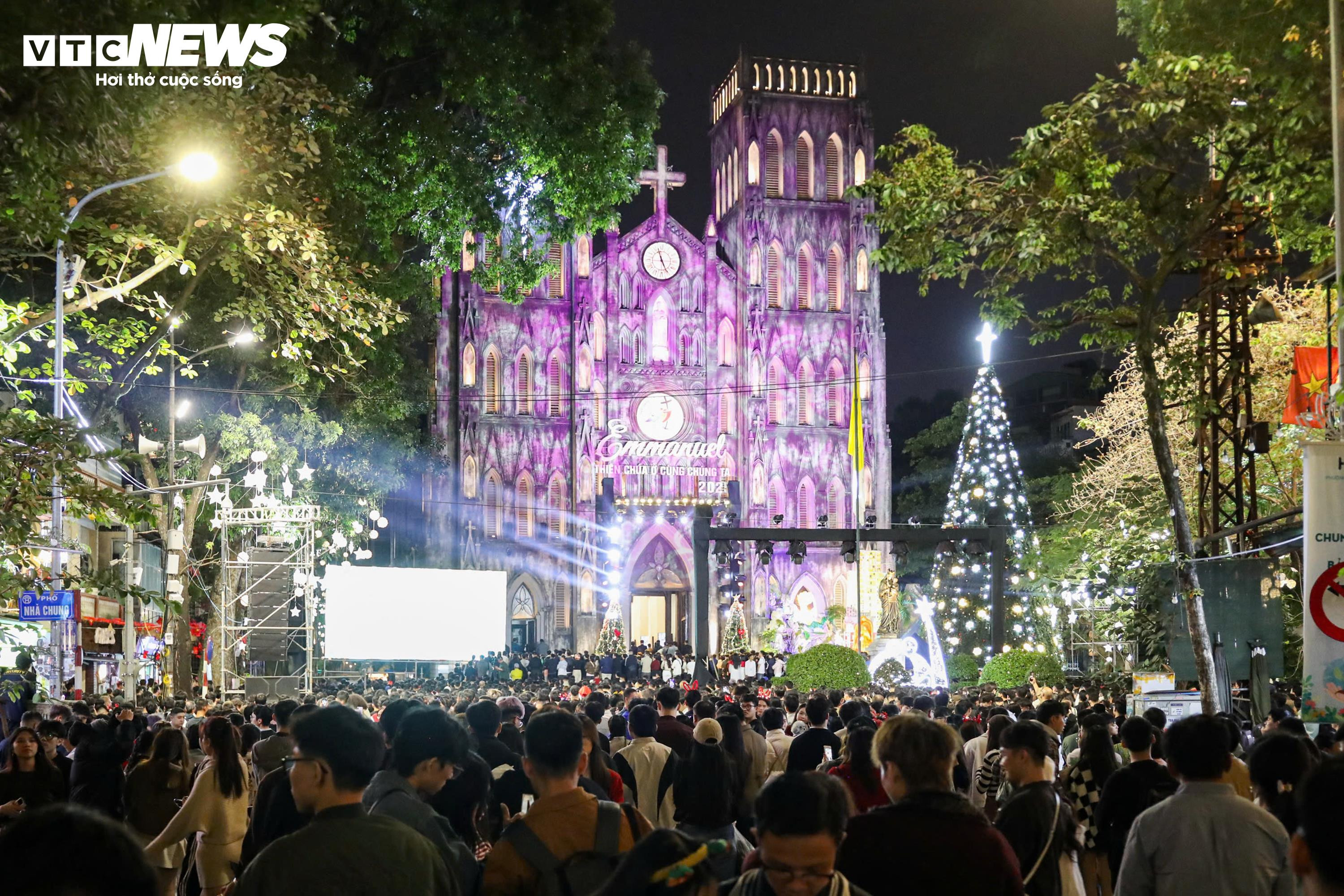 Những khoảnh khắc ấm áp trong đêm Noel - 15