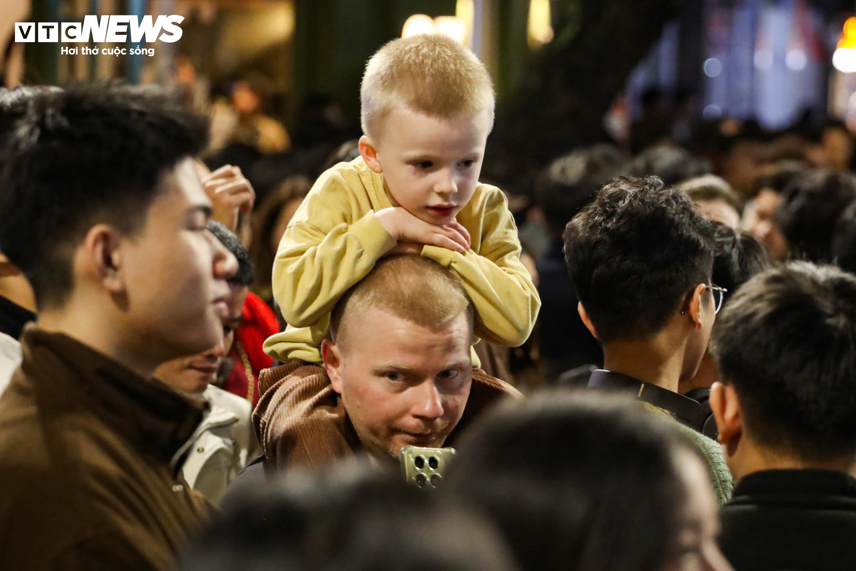 Những khoảnh khắc ấm áp trong đêm Noel - 5