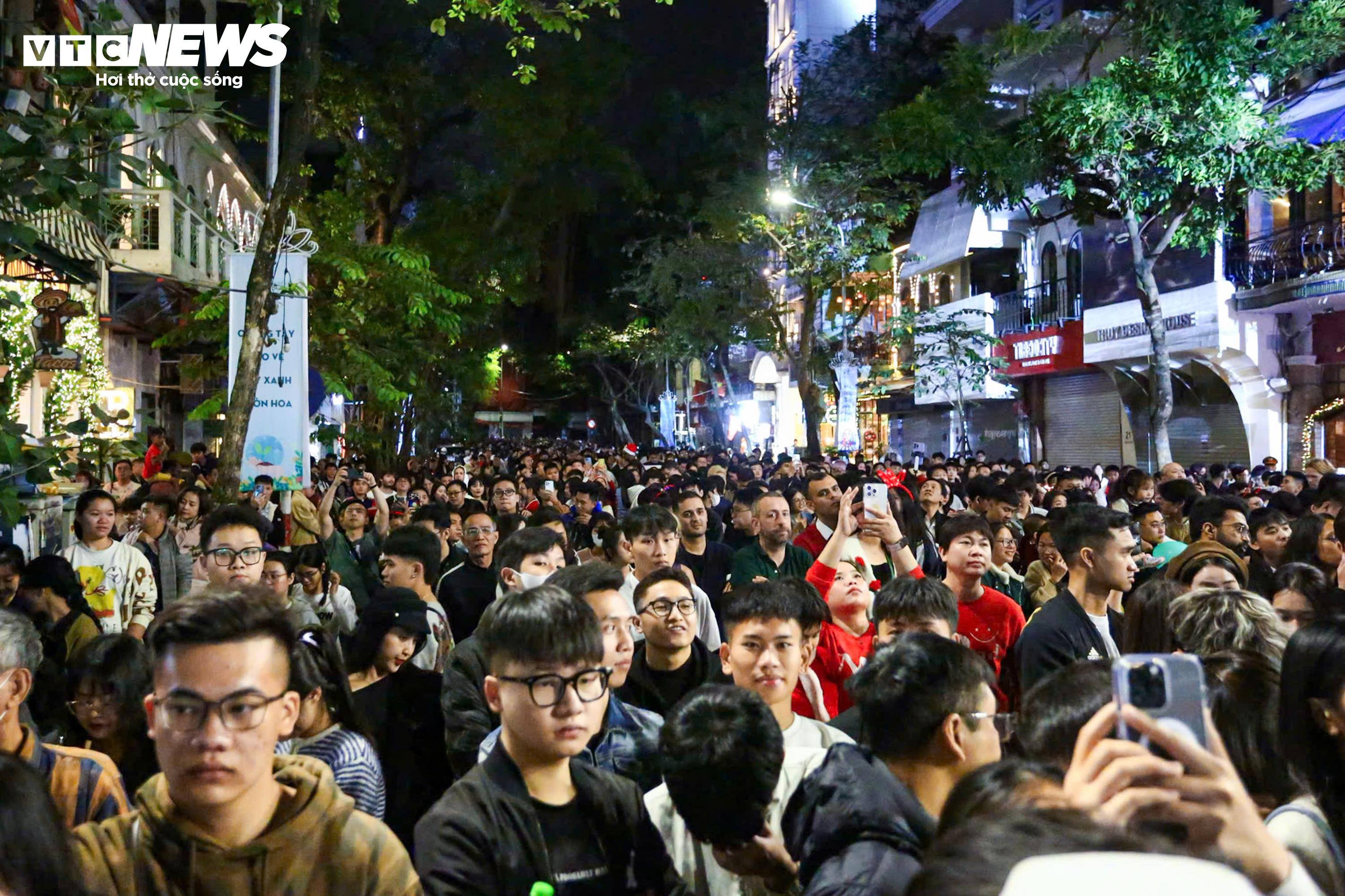 Những khoảnh khắc ấm áp trong đêm Noel - 3