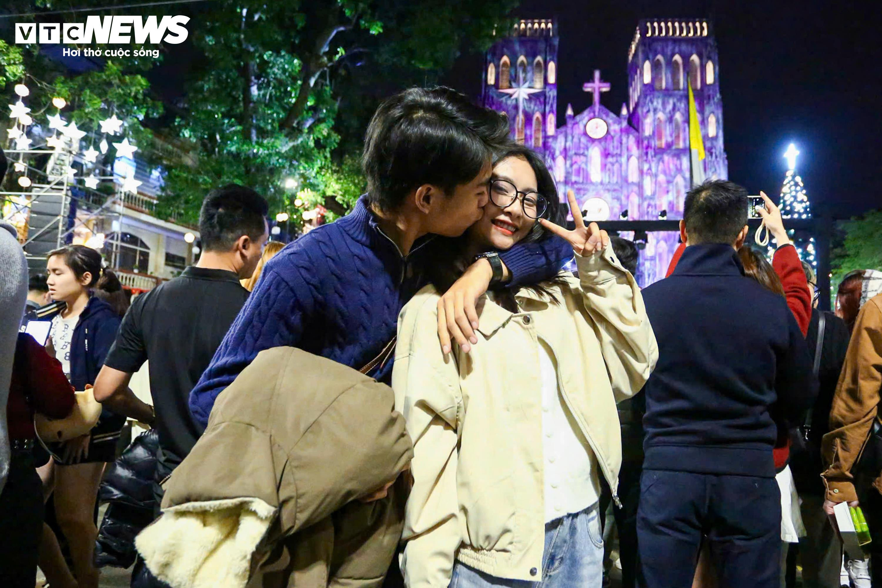 Những khoảnh khắc ấm áp trong đêm Noel - 11