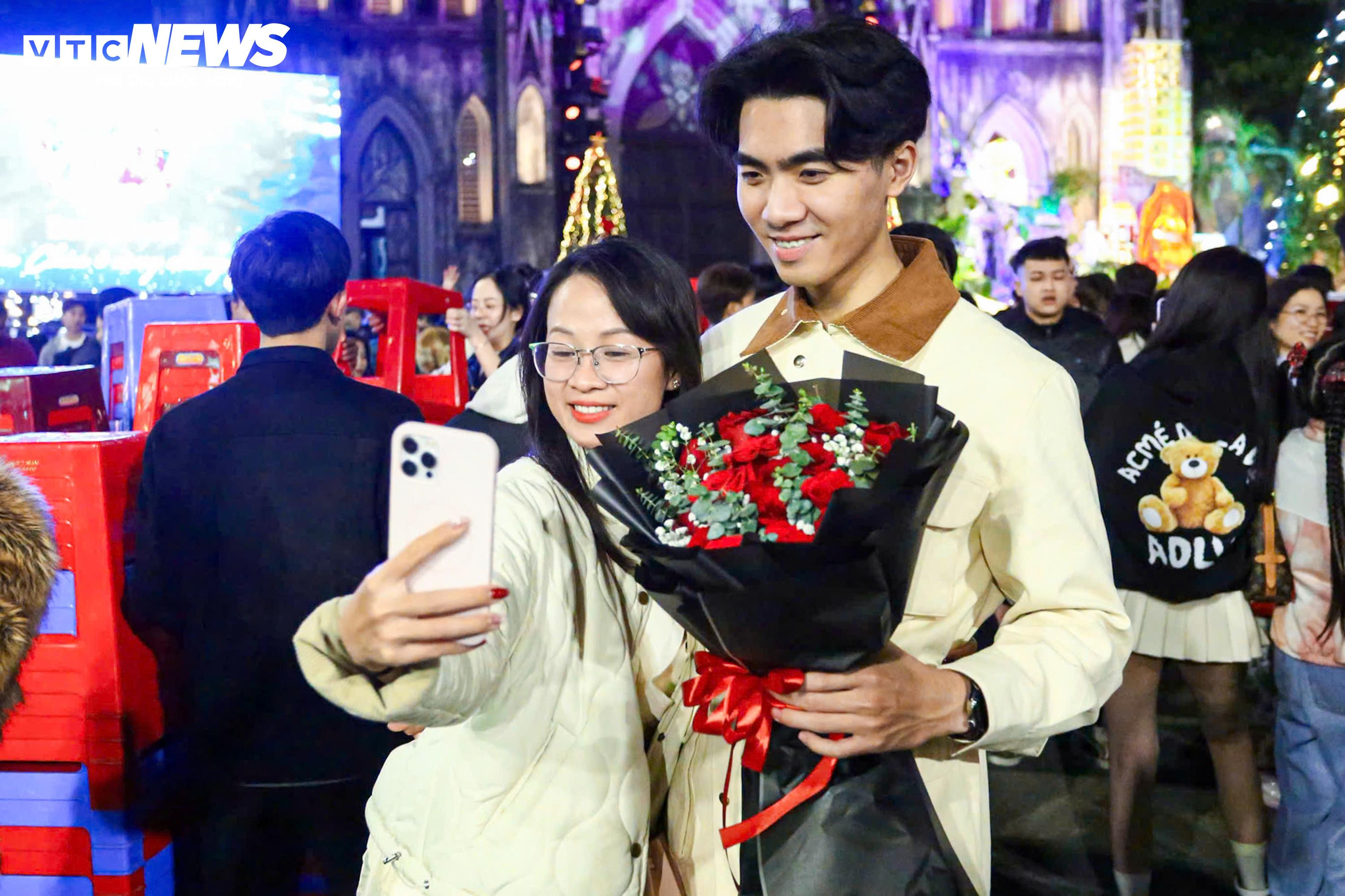 Những khoảnh khắc ấm áp trong đêm Noel - 12