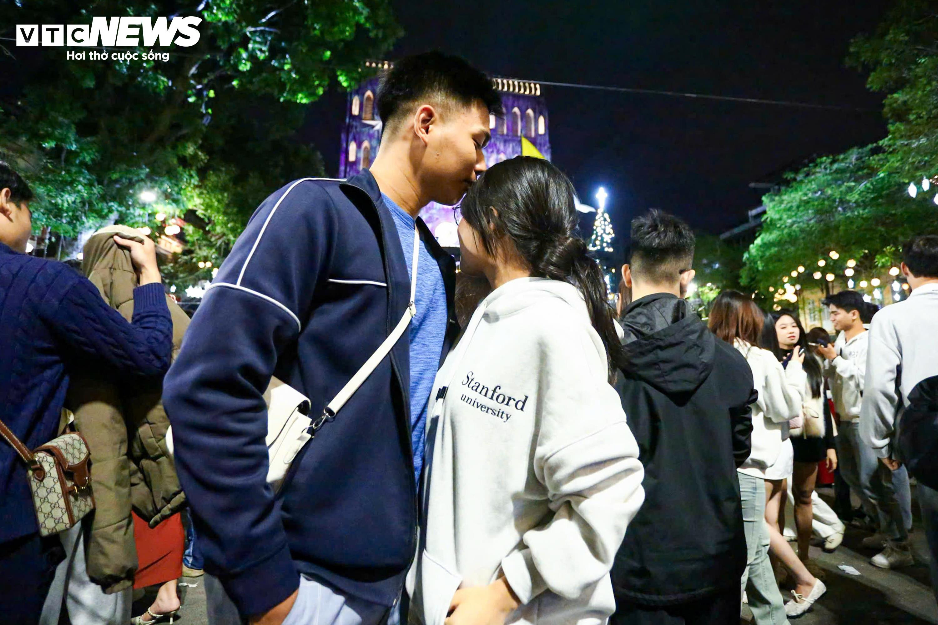 Những khoảnh khắc ấm áp trong đêm Noel - 13