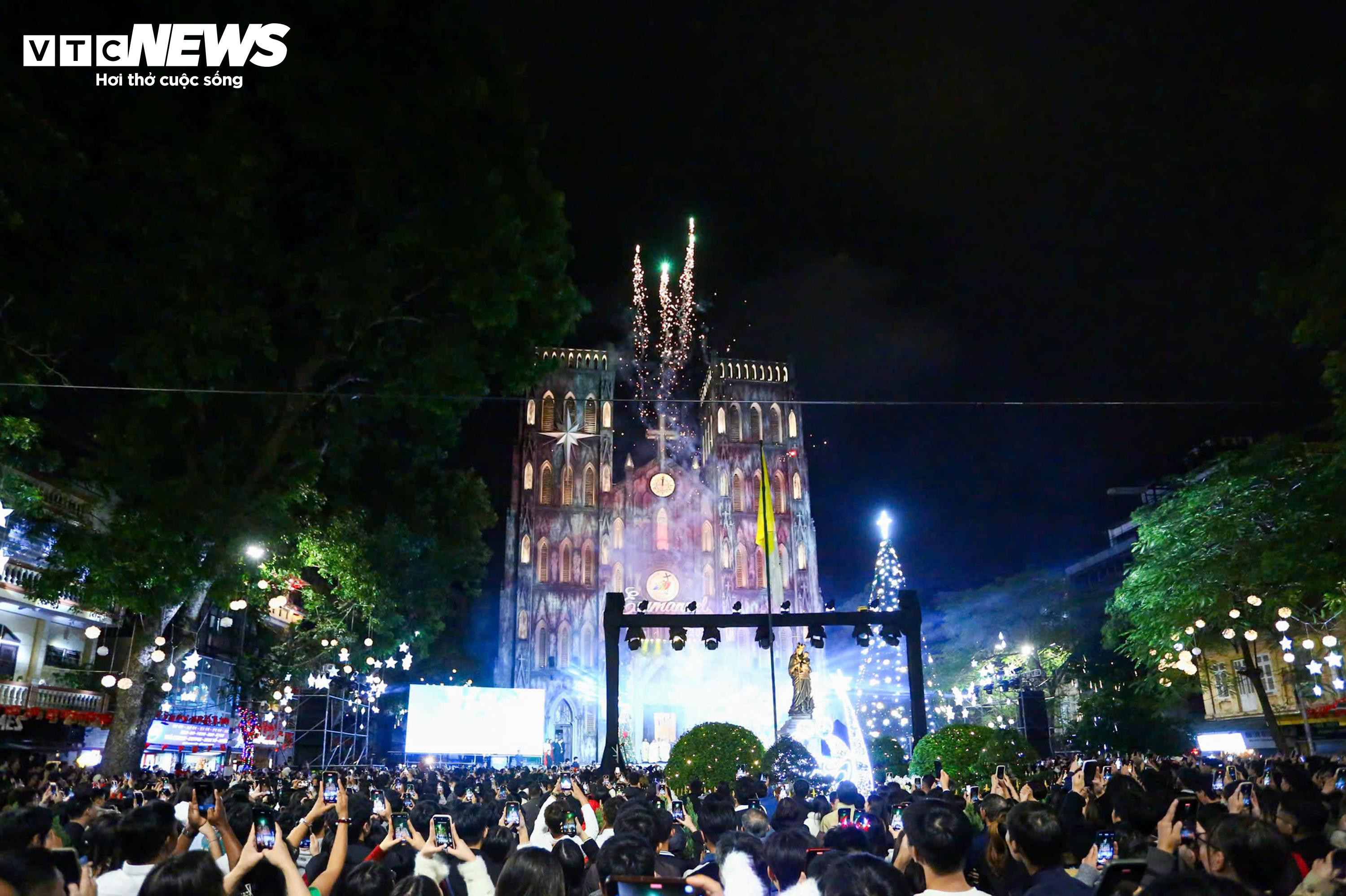 Những khoảnh khắc ấm áp trong đêm Noel - 14