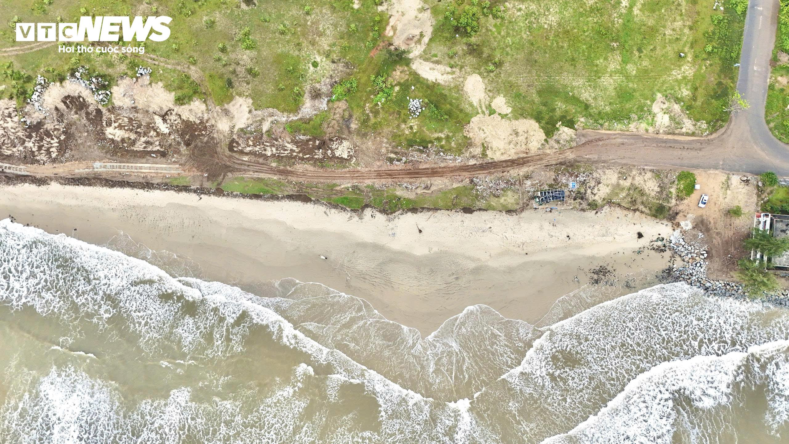 Sóng 'ngoạm' bật gốc phi lao, phá tan hoang bãi biển đẹp nhất Quảng Ngãi - 7