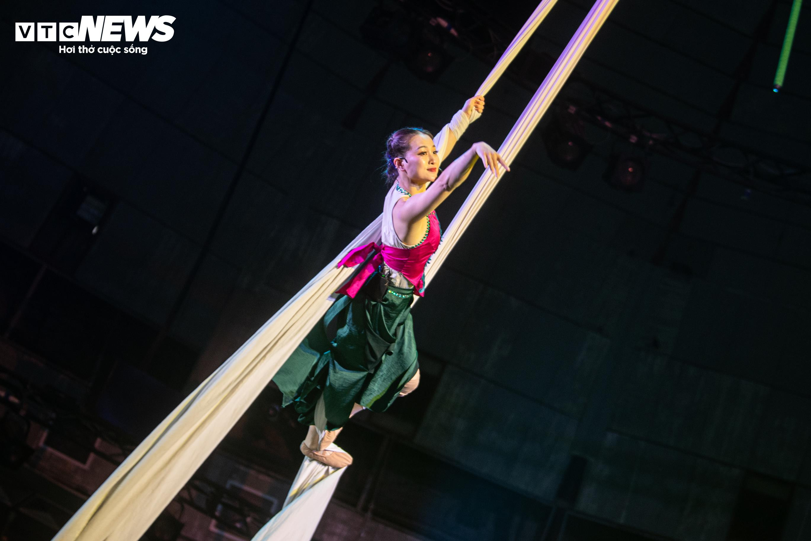 Khi tranh Đông Hồ biết bay lượn trong 'Chuyện nhà Tí' - 8