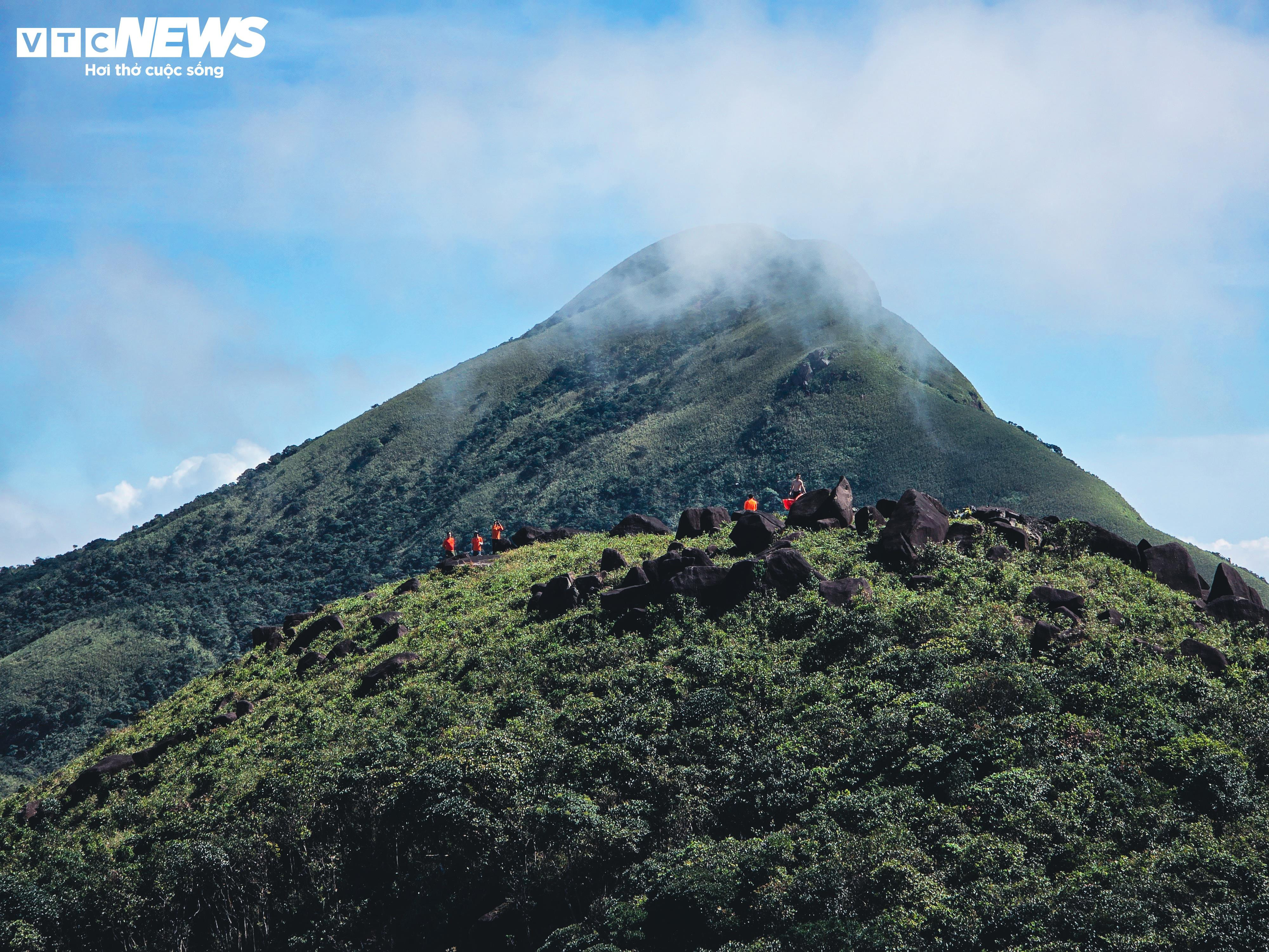 'Săn mây', ngắm cảnh đẹp hoang sơ trên 'nóc nhà' Quảng Trị ở dãy Trường Sơn - 2