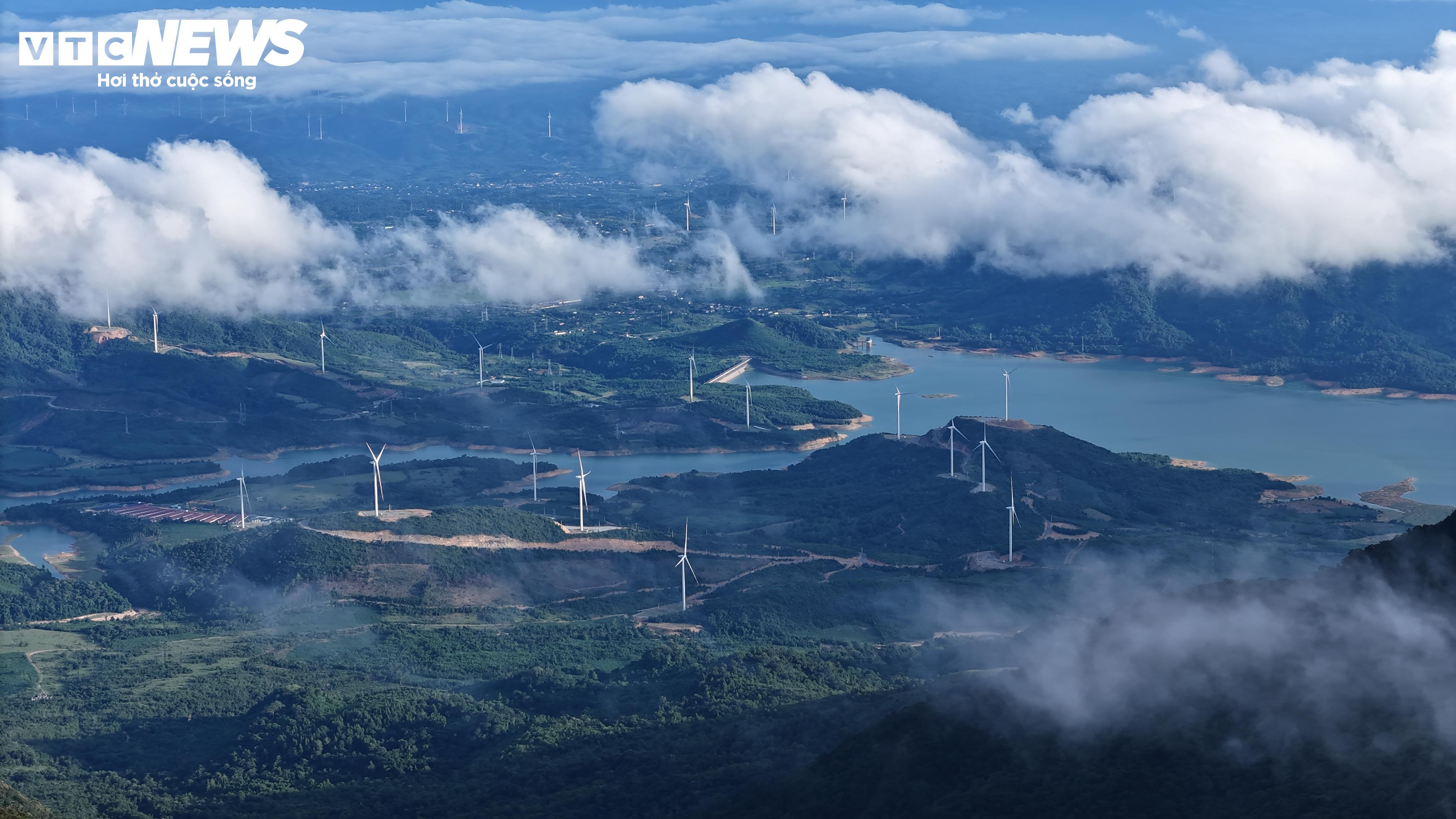 'Săn mây', ngắm cảnh đẹp hoang sơ trên 'nóc nhà' Quảng Trị ở dãy Trường Sơn - 9