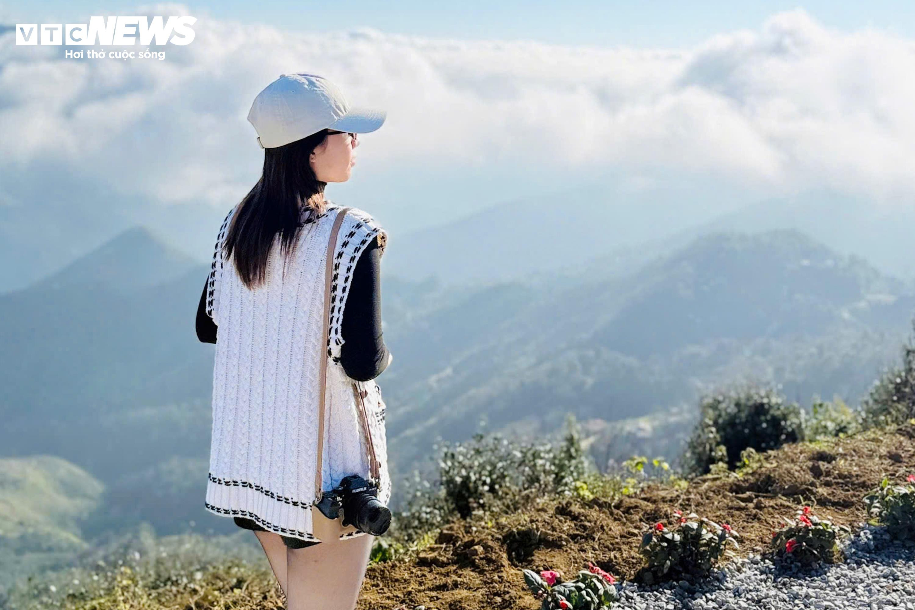 Mái nhà 'gây sốt' ở Tà Xùa, hút du khách check-in giữa mây trắng bồng bềnh - 9