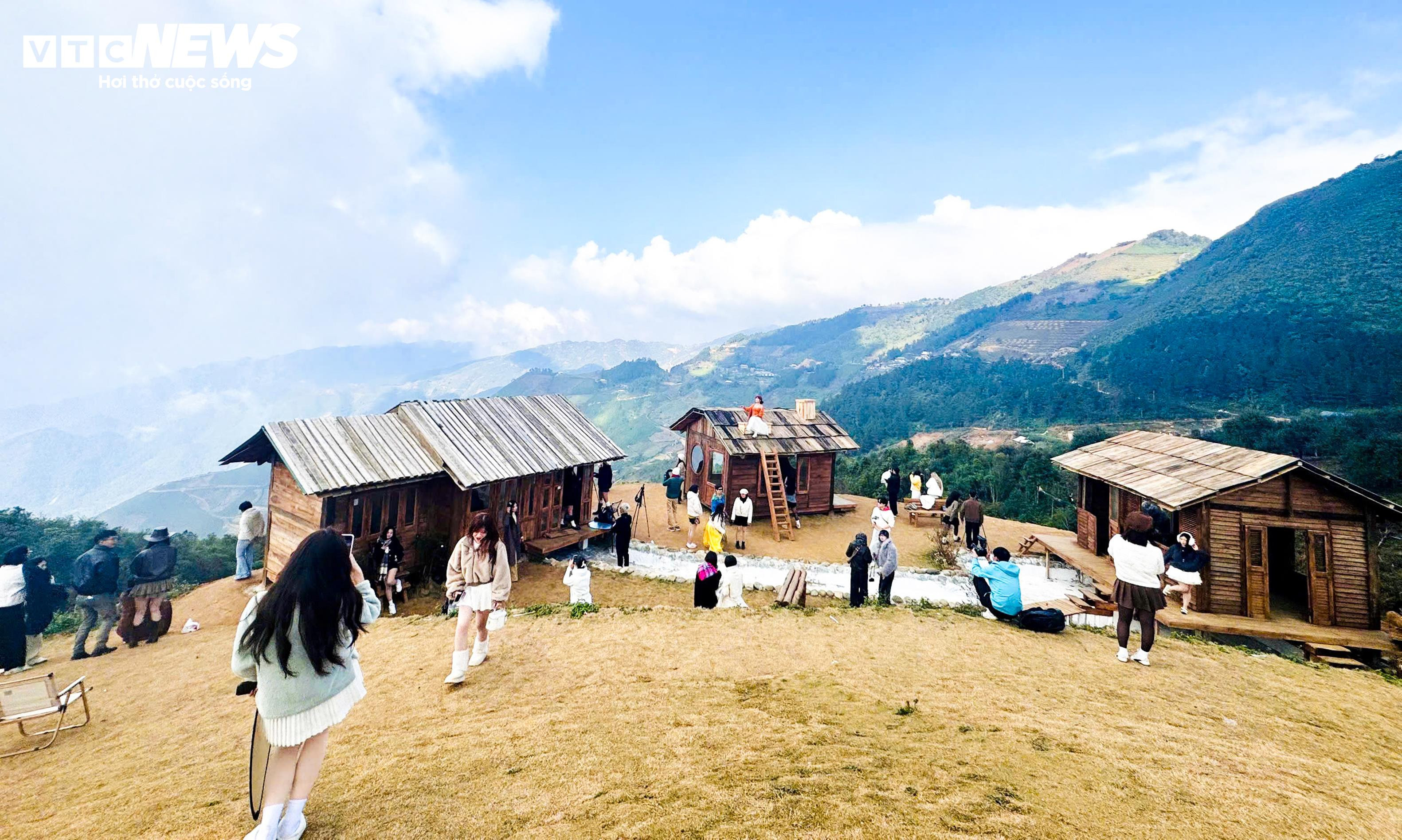 Mái nhà 'gây sốt' ở Tà Xùa, hút du khách check-in giữa mây trắng bồng bềnh - 1