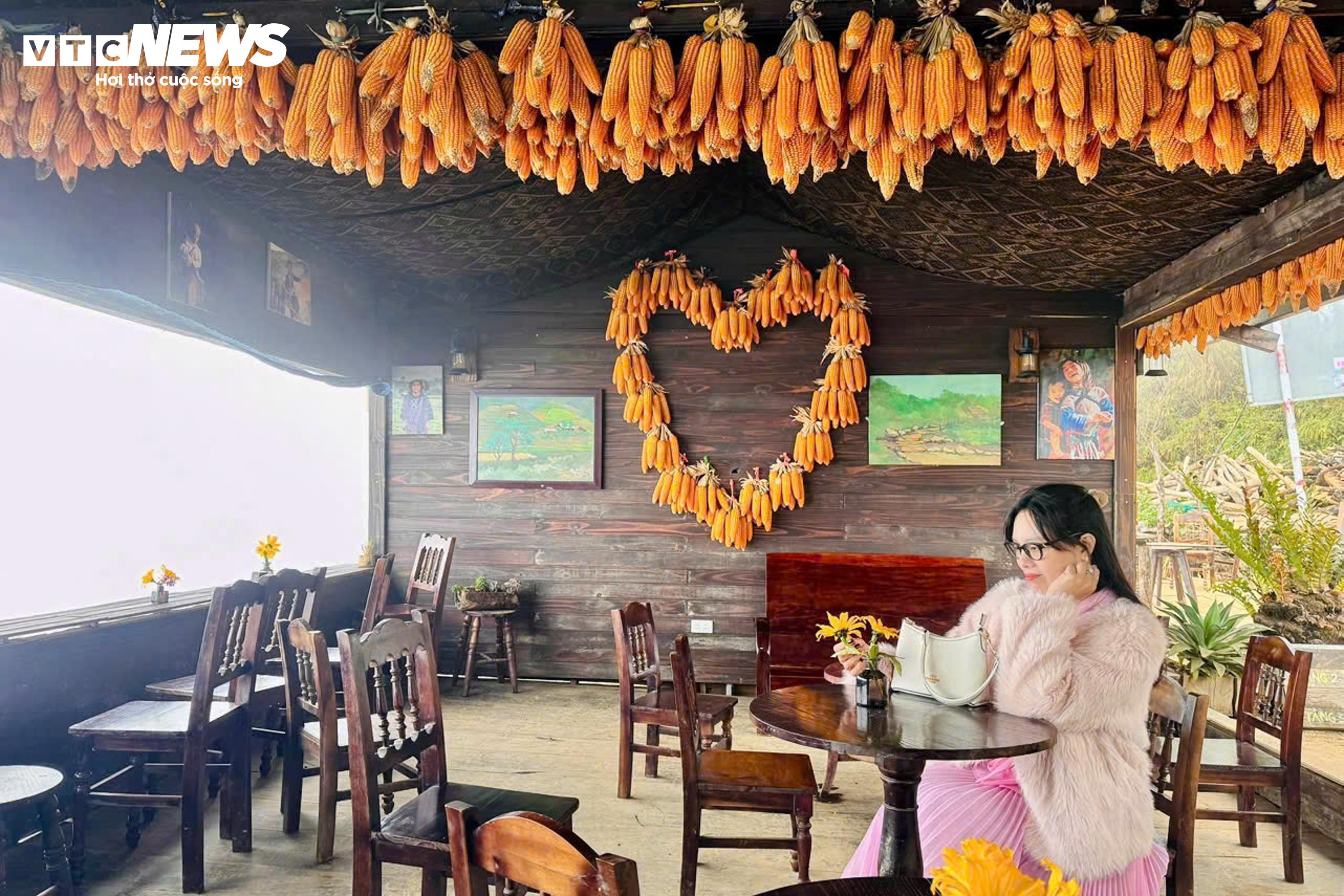 Mái nhà 'gây sốt' ở Tà Xùa, hút du khách check-in giữa mây trắng bồng bềnh - 12