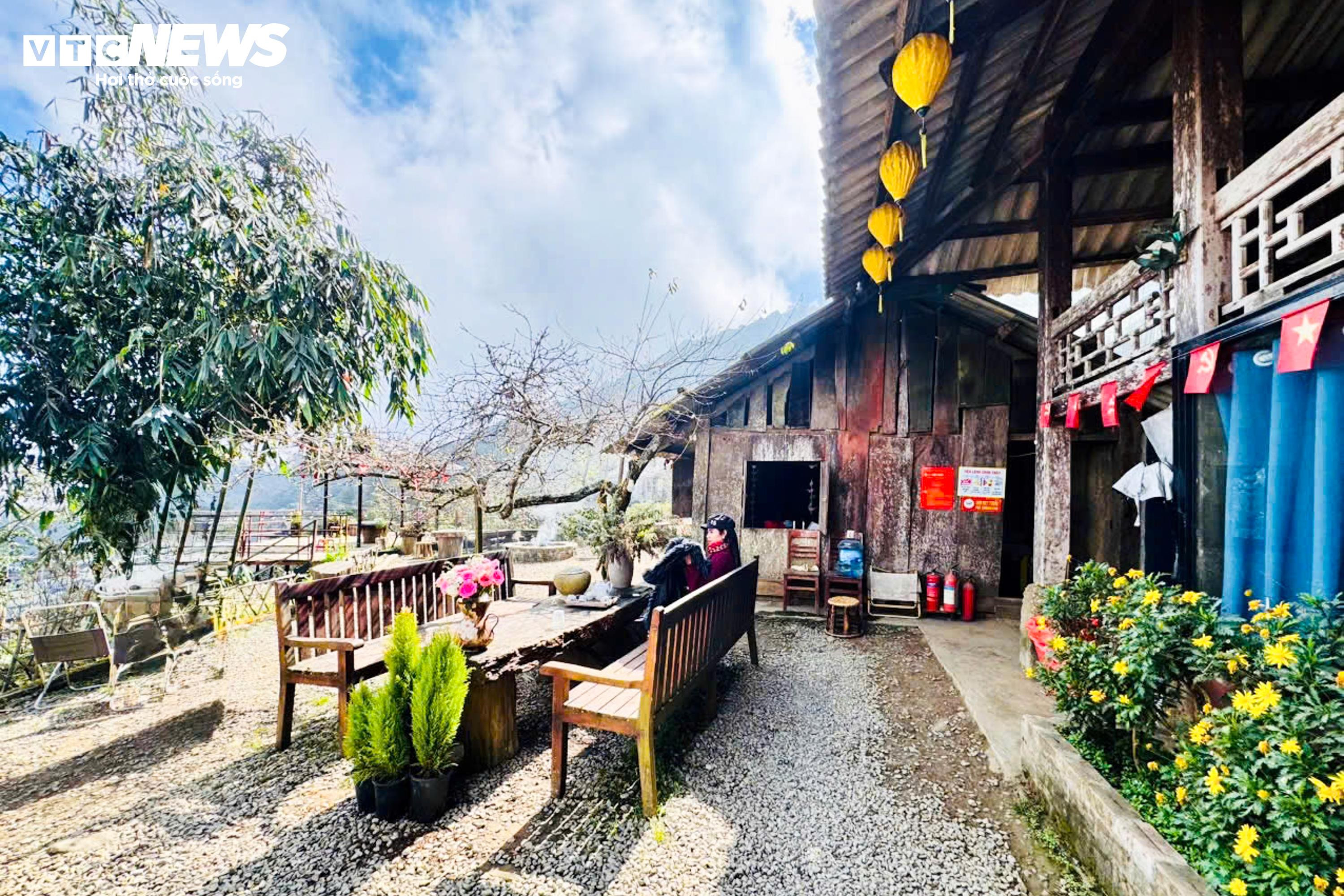 Mái nhà 'gây sốt' ở Tà Xùa, hút du khách check-in giữa mây trắng bồng bềnh - 2