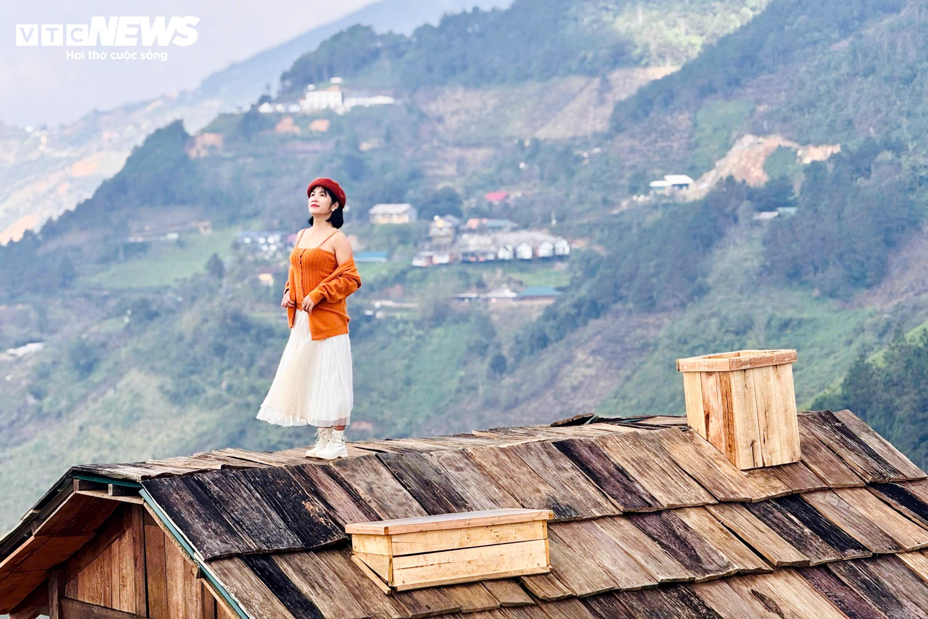 Mái nhà 'gây sốt' ở Tà Xùa, hút du khách check-in giữa mây trắng bồng bềnh - 3