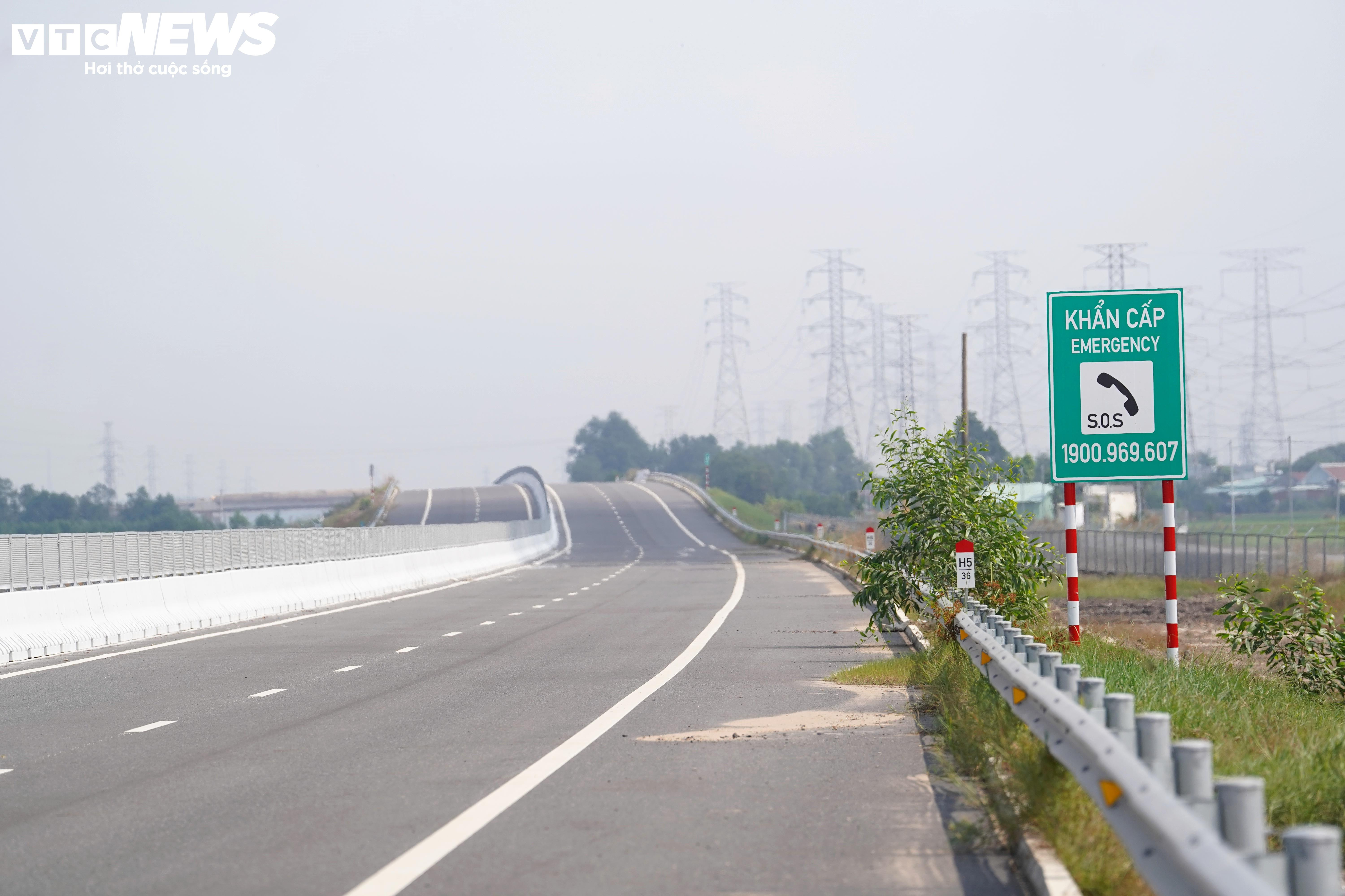 Cận cảnh đoạn cao tốc chưa thể khai thác do thiếu các điểm kết nối - 10