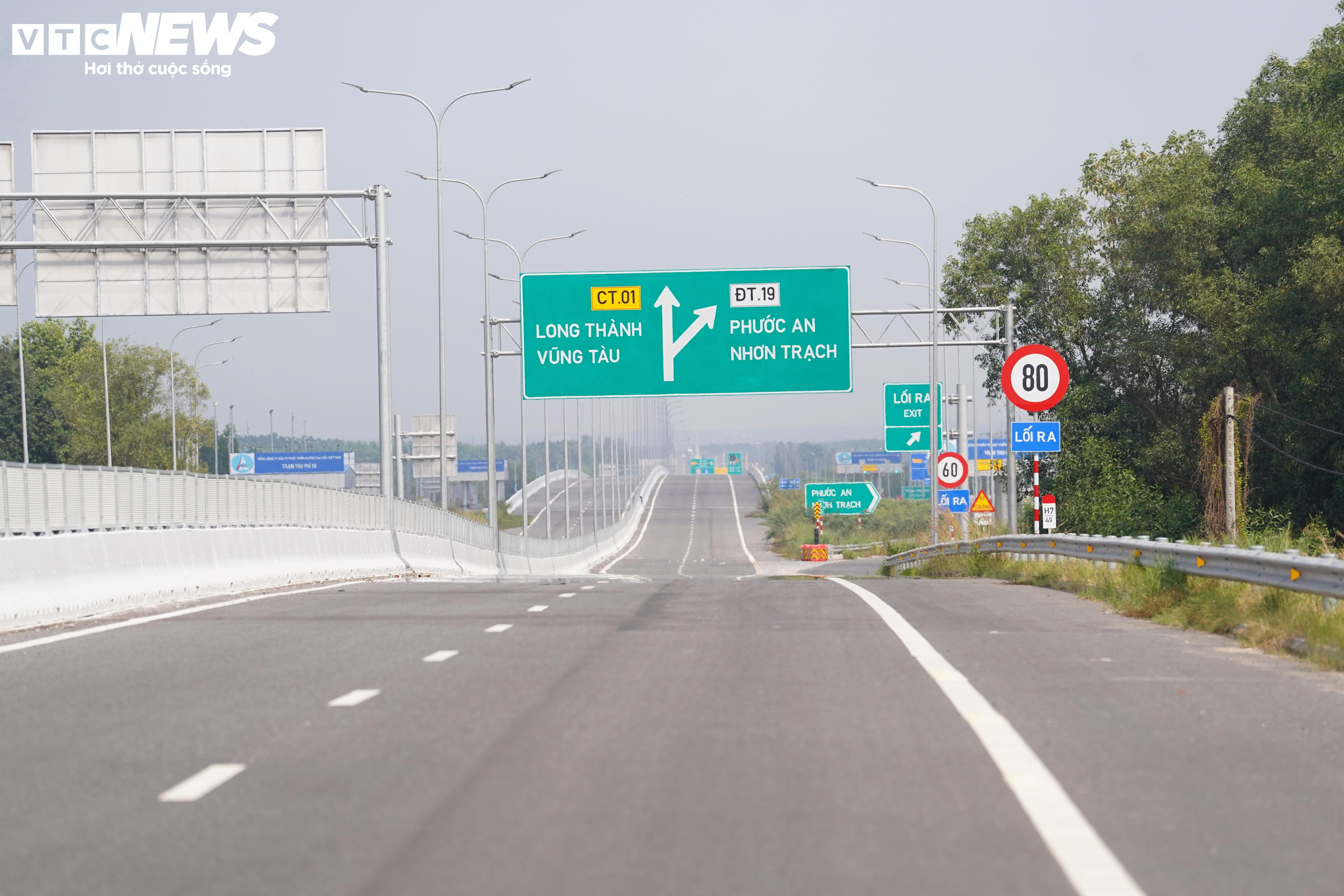 Cận cảnh đoạn cao tốc chưa thể khai thác do thiếu các điểm kết nối - 1