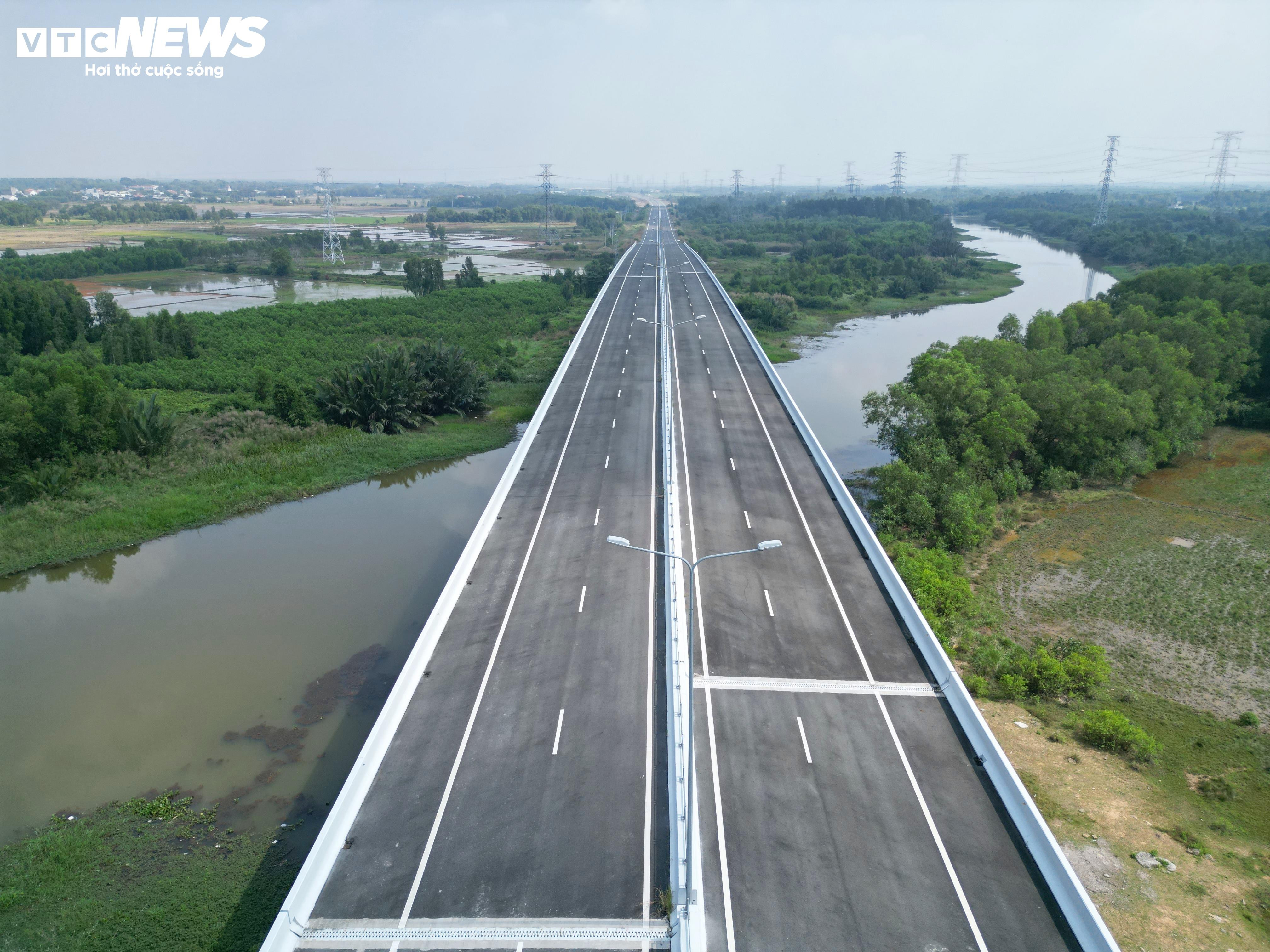 Cận cảnh đoạn cao tốc chưa thể khai thác do thiếu các điểm kết nối - 11
