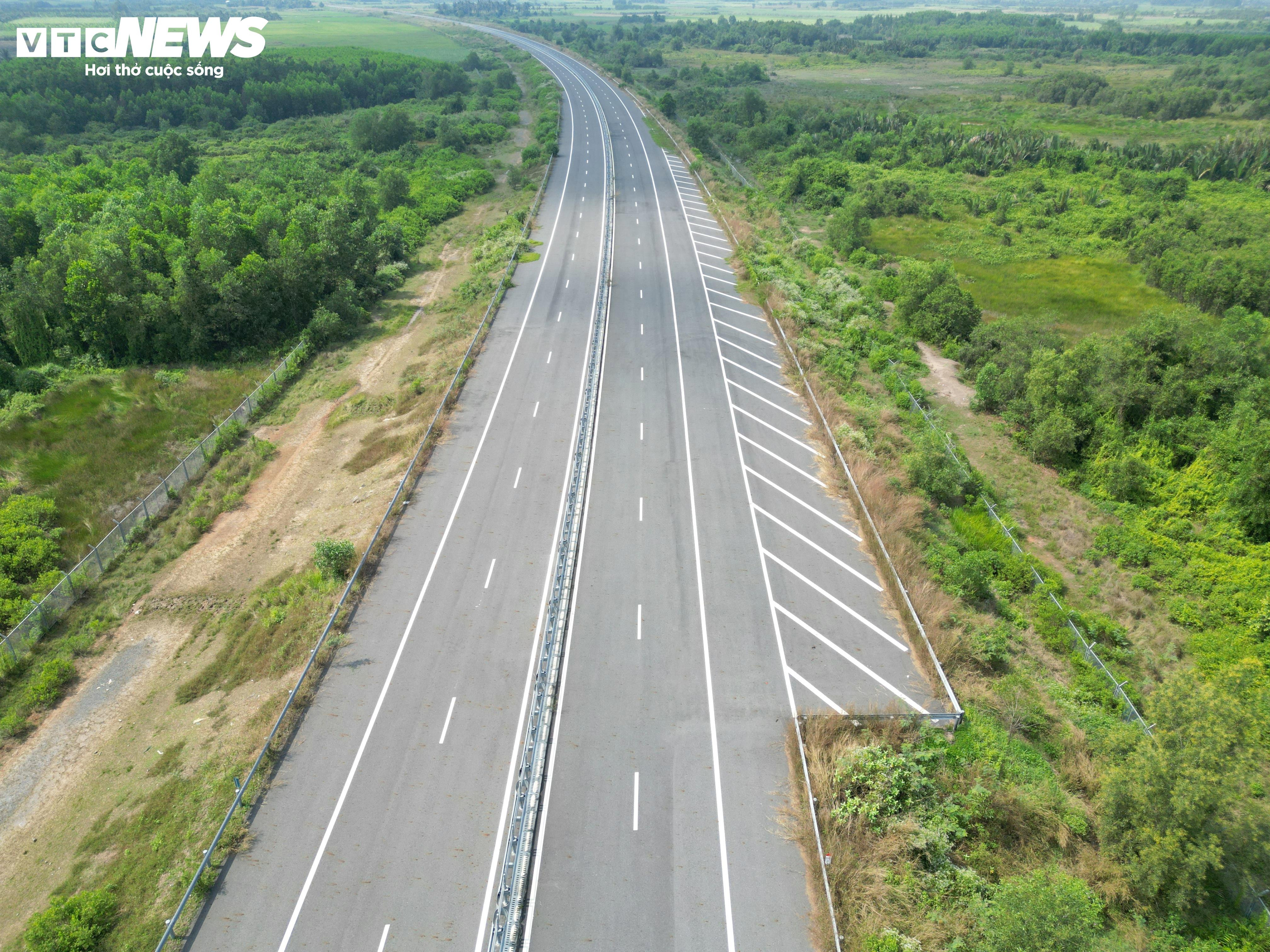 Cận cảnh đoạn cao tốc chưa thể khai thác do thiếu các điểm kết nối - 12