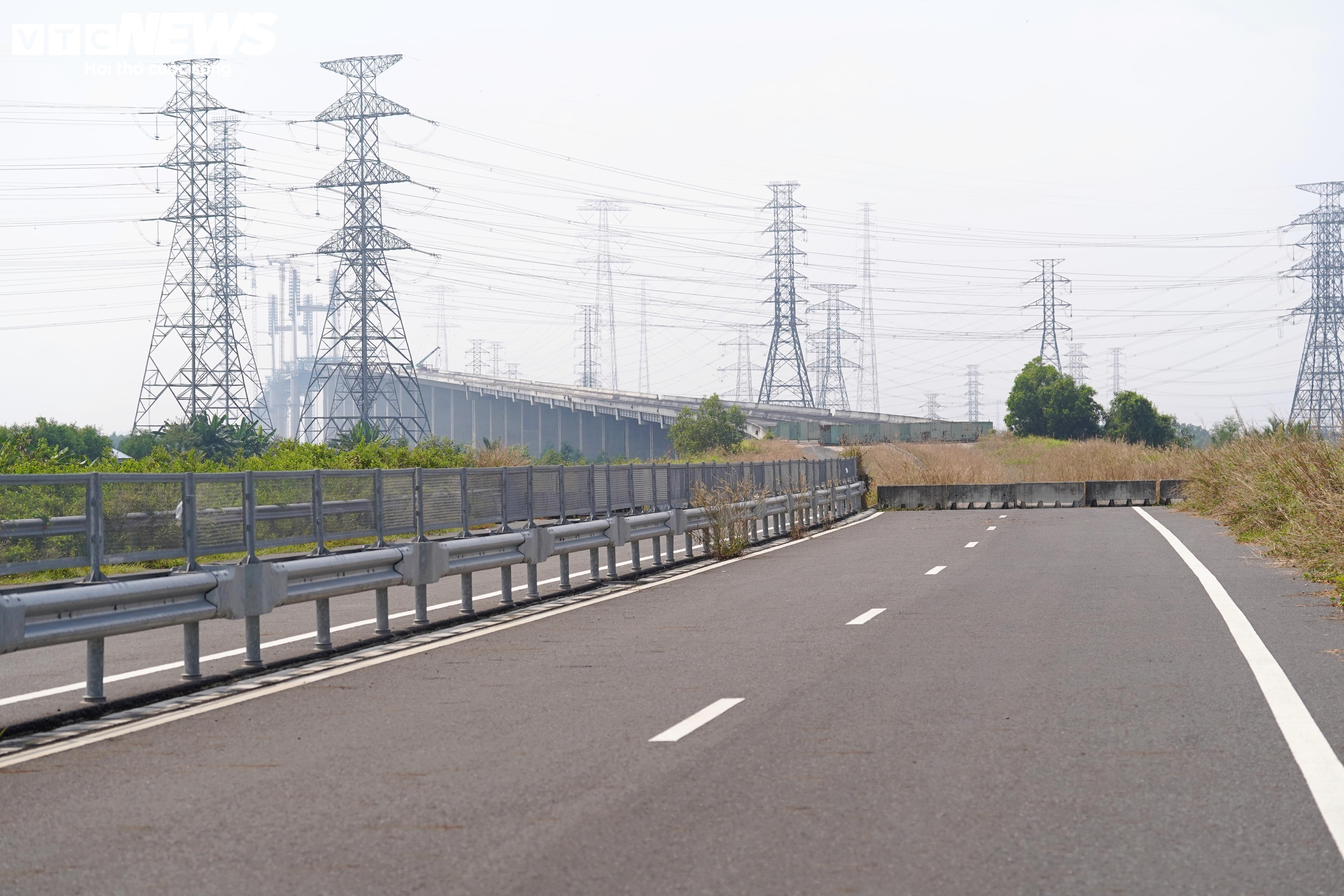 Cận cảnh đoạn cao tốc chưa thể khai thác do thiếu các điểm kết nối - 3