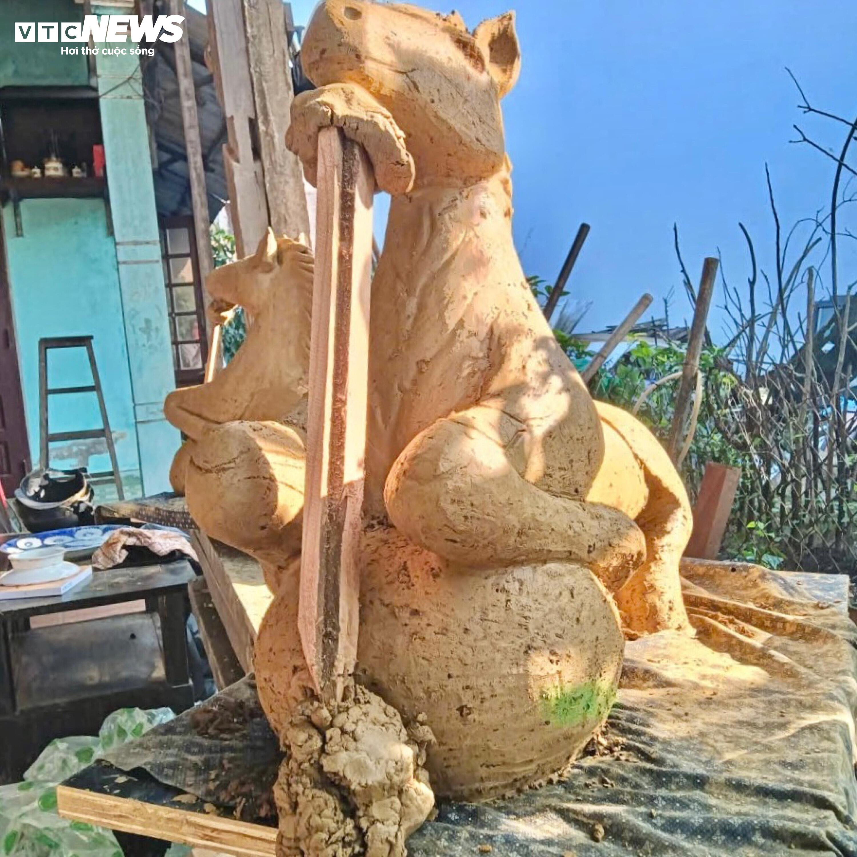 Cận Tết, làng gốm 500 năm tuổi Thanh Hà rộn ràng với linh vật ngựa - 10