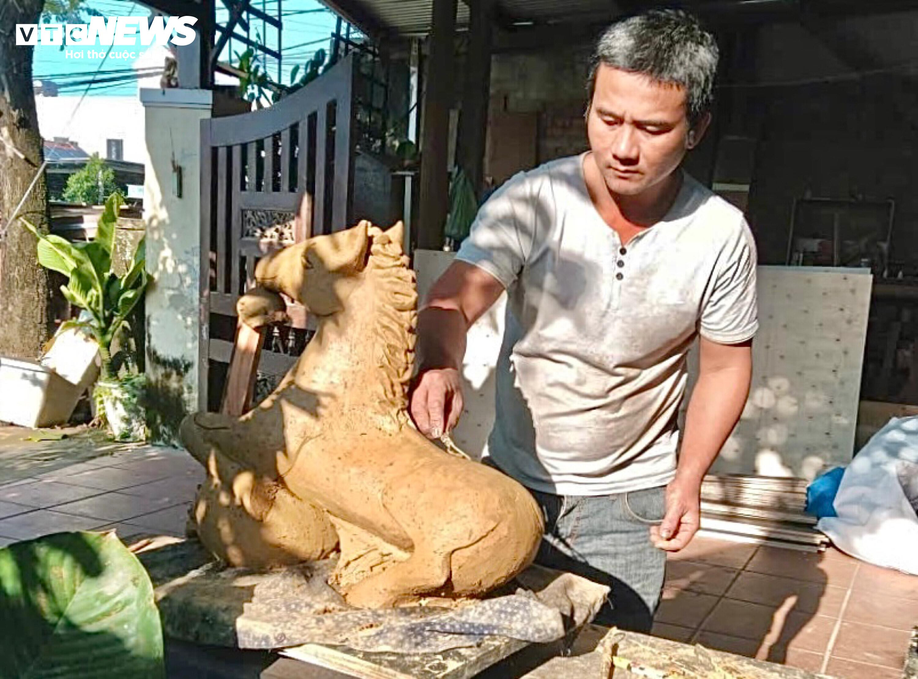 Cận Tết, làng gốm 500 năm tuổi Thanh Hà rộn ràng với linh vật ngựa - 8