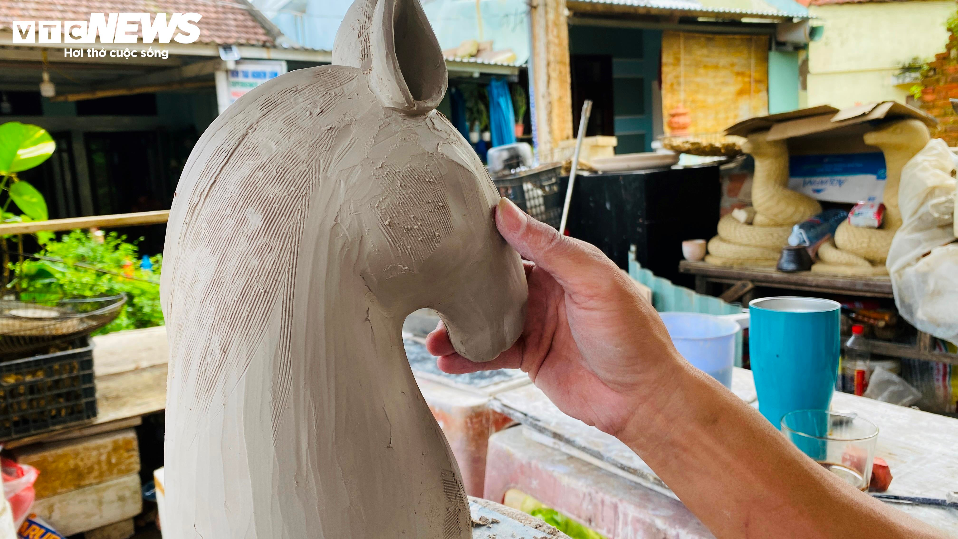 Cận Tết, làng gốm 500 năm tuổi Thanh Hà rộn ràng với linh vật ngựa - 4