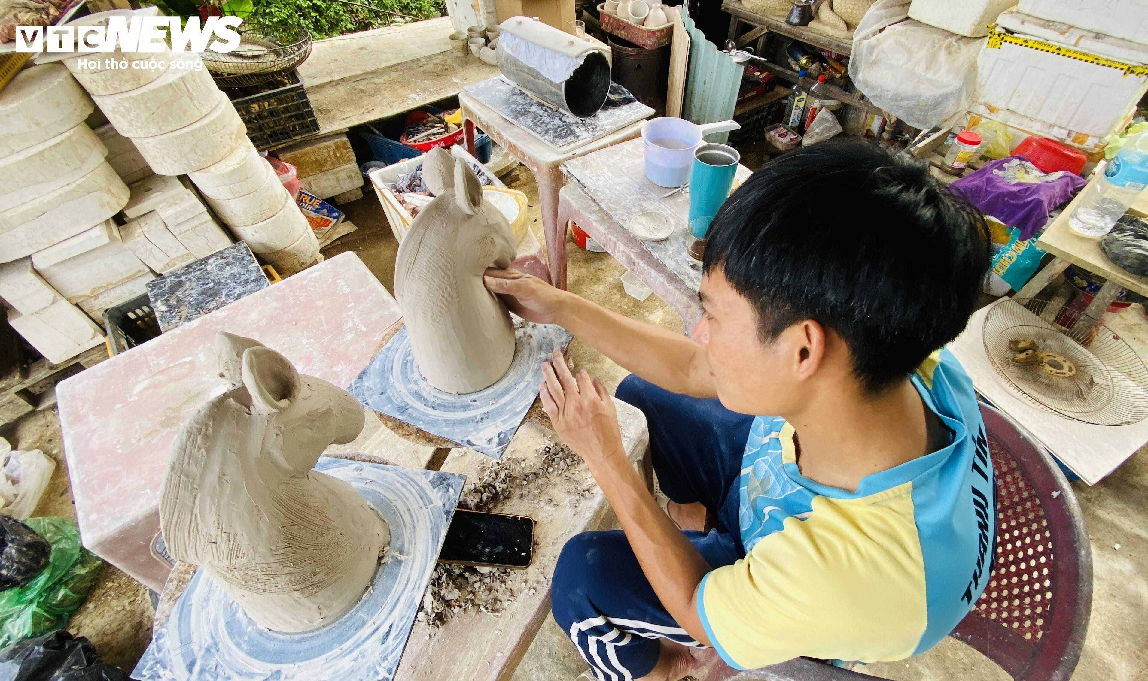 Cận Tết, làng gốm 500 năm tuổi Thanh Hà rộn ràng với linh vật ngựa - 2