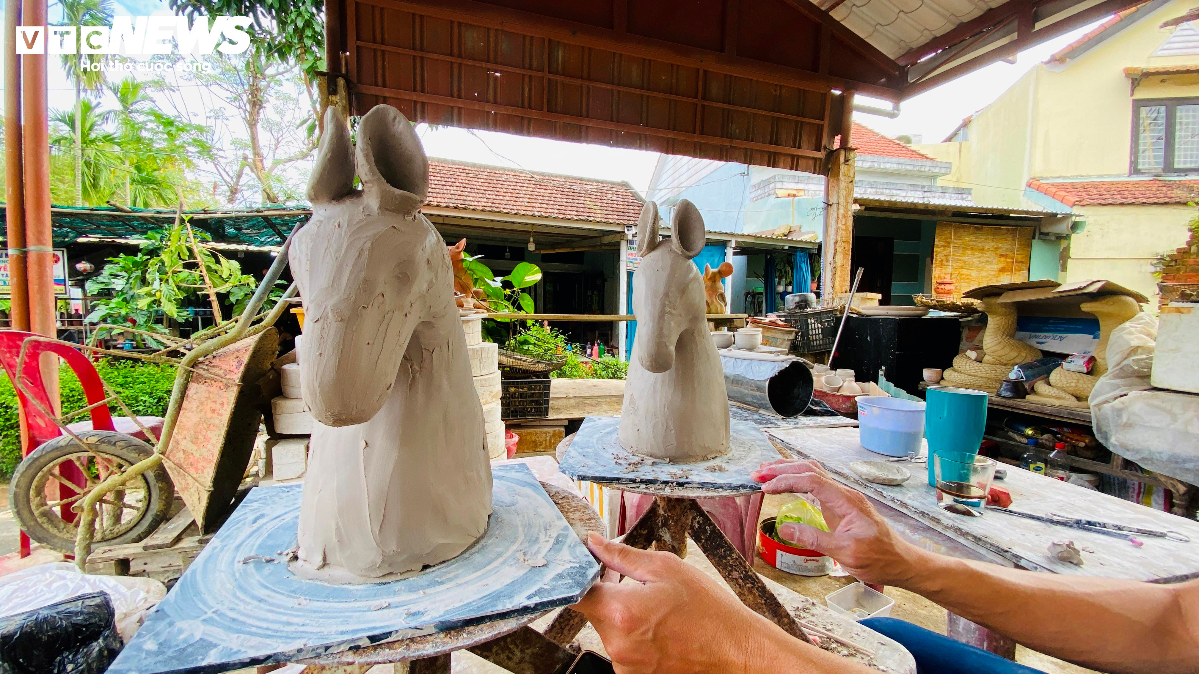 Cận Tết, làng gốm 500 năm tuổi Thanh Hà rộn ràng với linh vật ngựa - 1