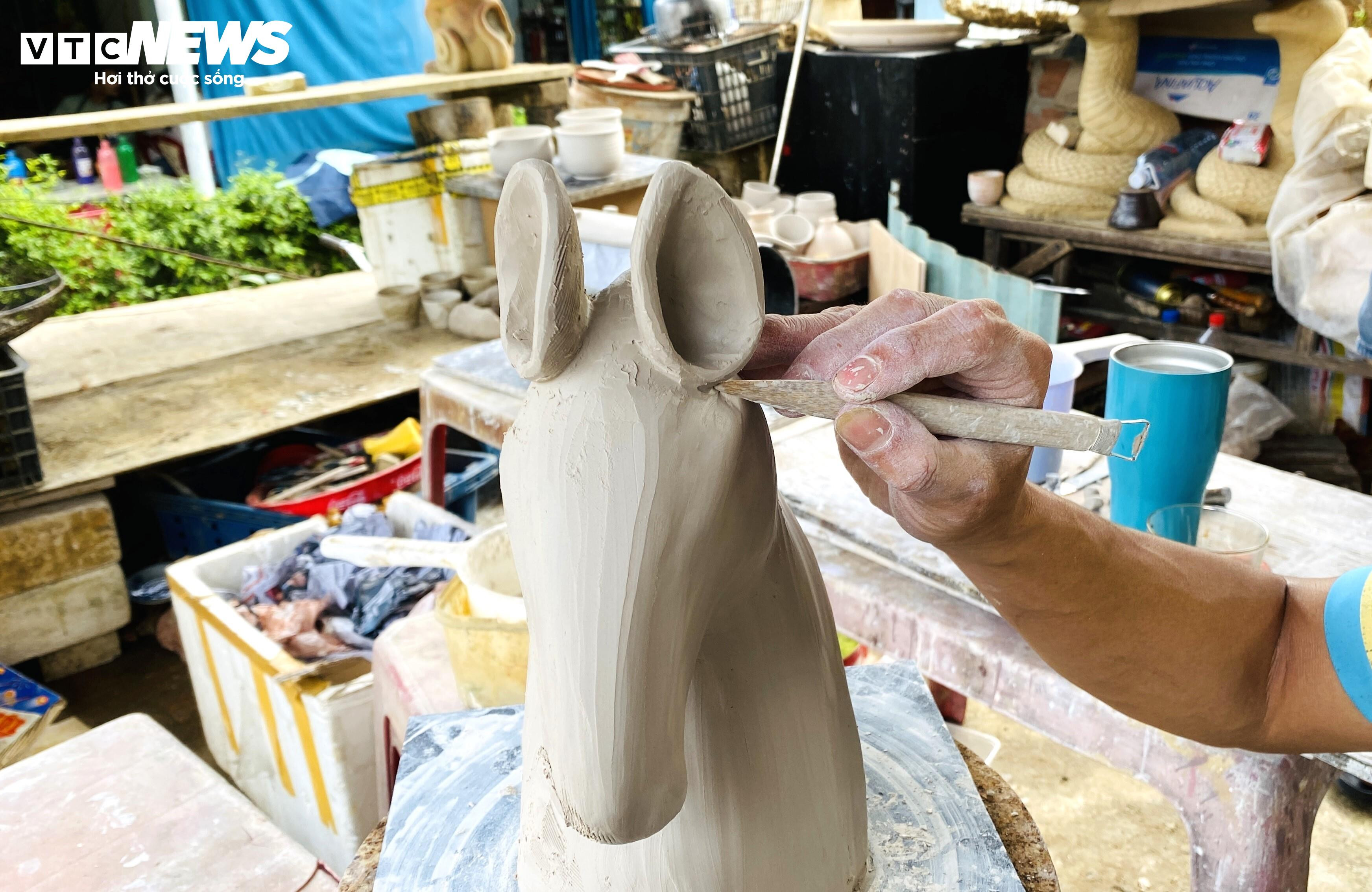 Cận Tết, làng gốm 500 năm tuổi Thanh Hà rộn ràng với linh vật ngựa - 3