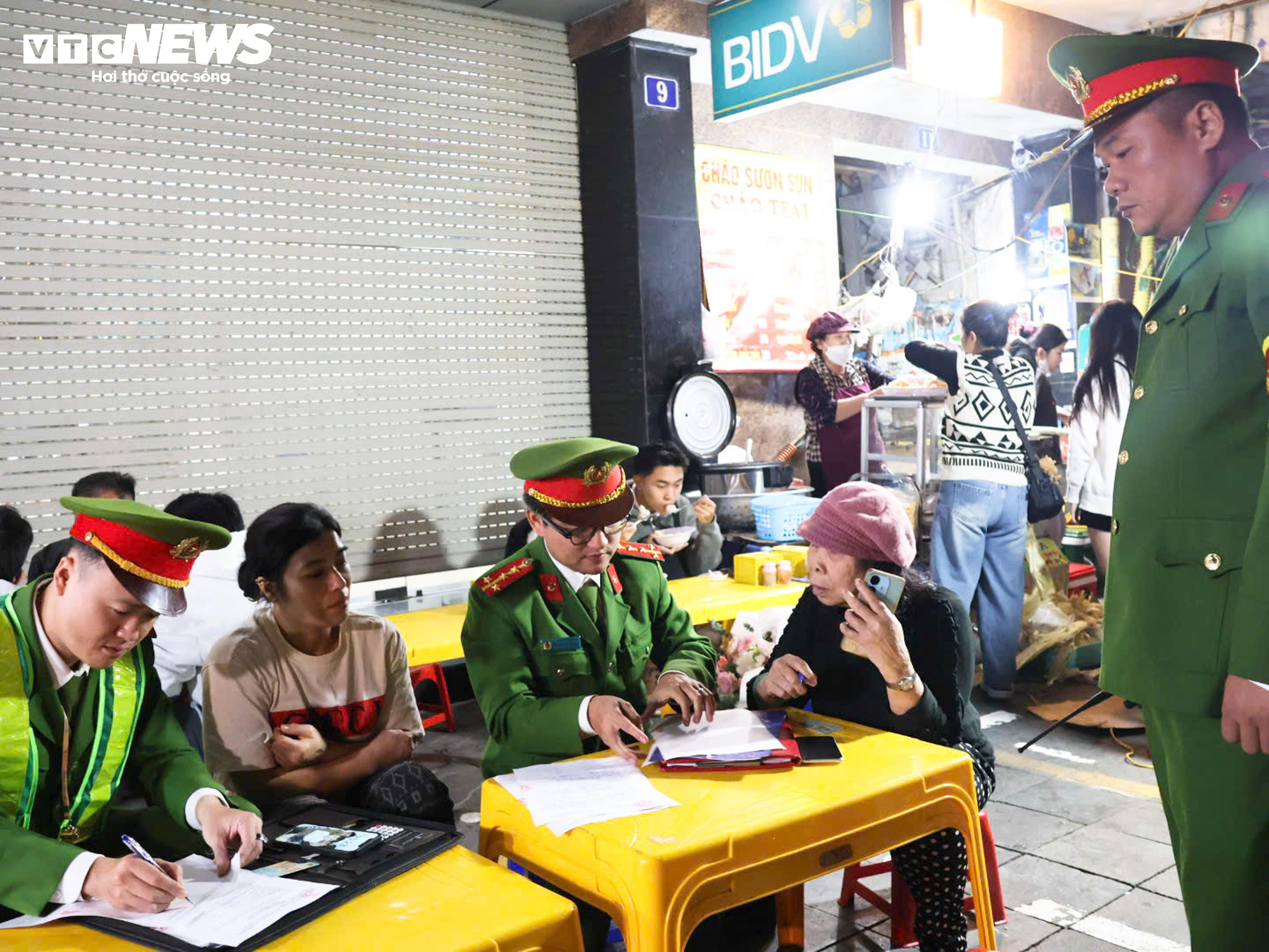 Bên trong trung tâm điều hành giao thông Hà Nội đêm Giao thừa năm mới 2026 - 10