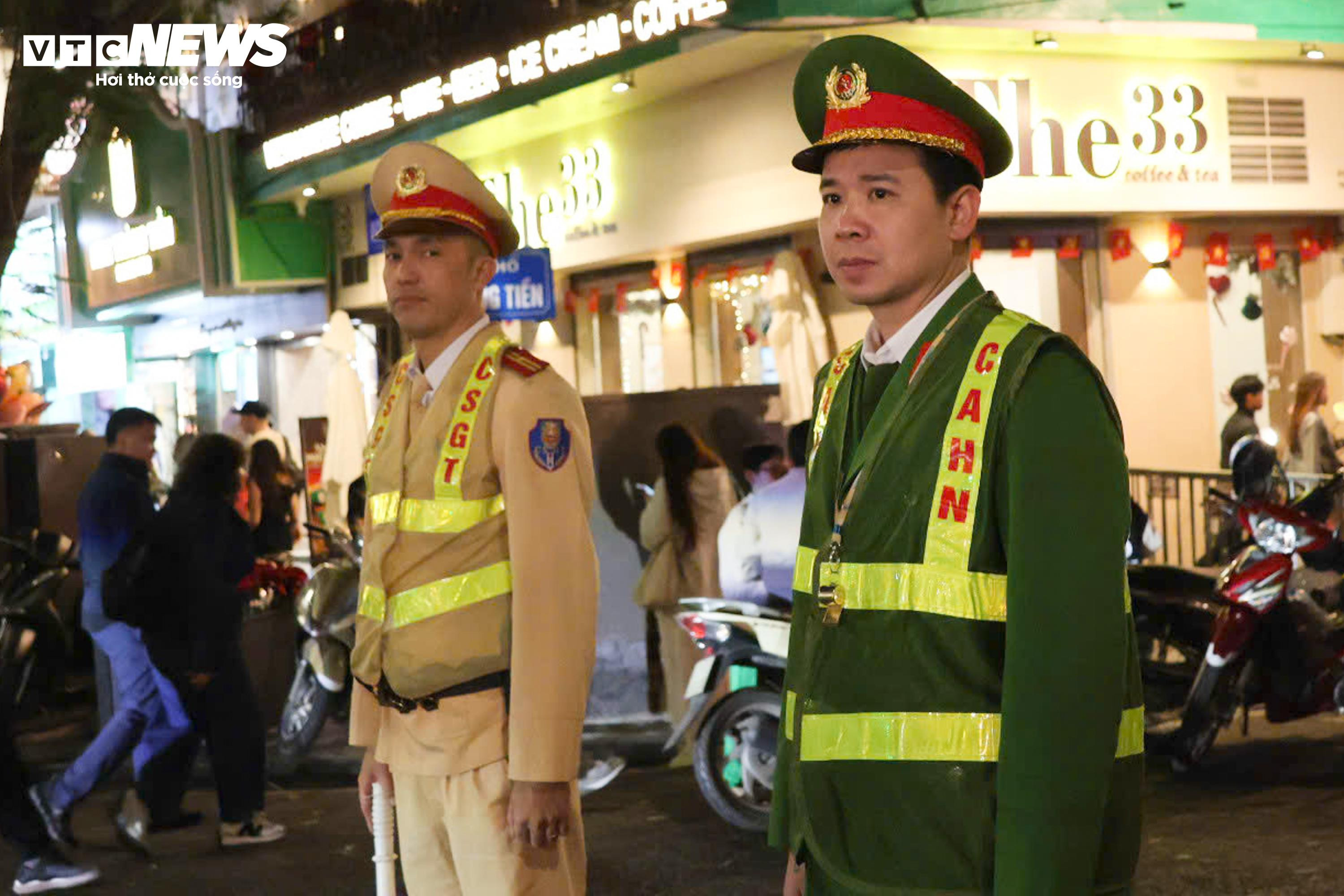 Bên trong trung tâm điều hành giao thông Hà Nội đêm Giao thừa năm mới 2026 - 11