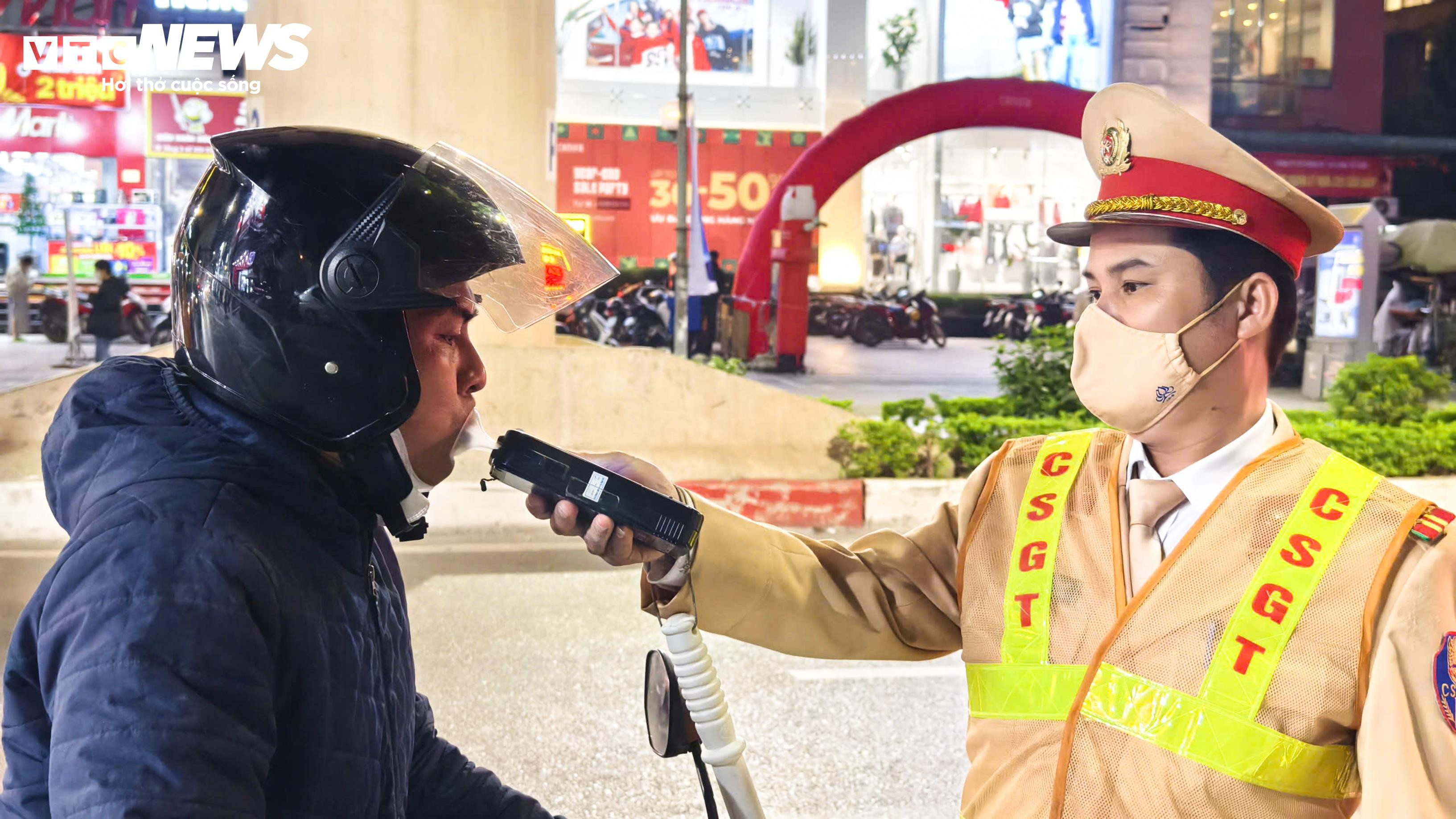 Bên trong trung tâm điều hành giao thông Hà Nội đêm Giao thừa năm mới 2026 - 1