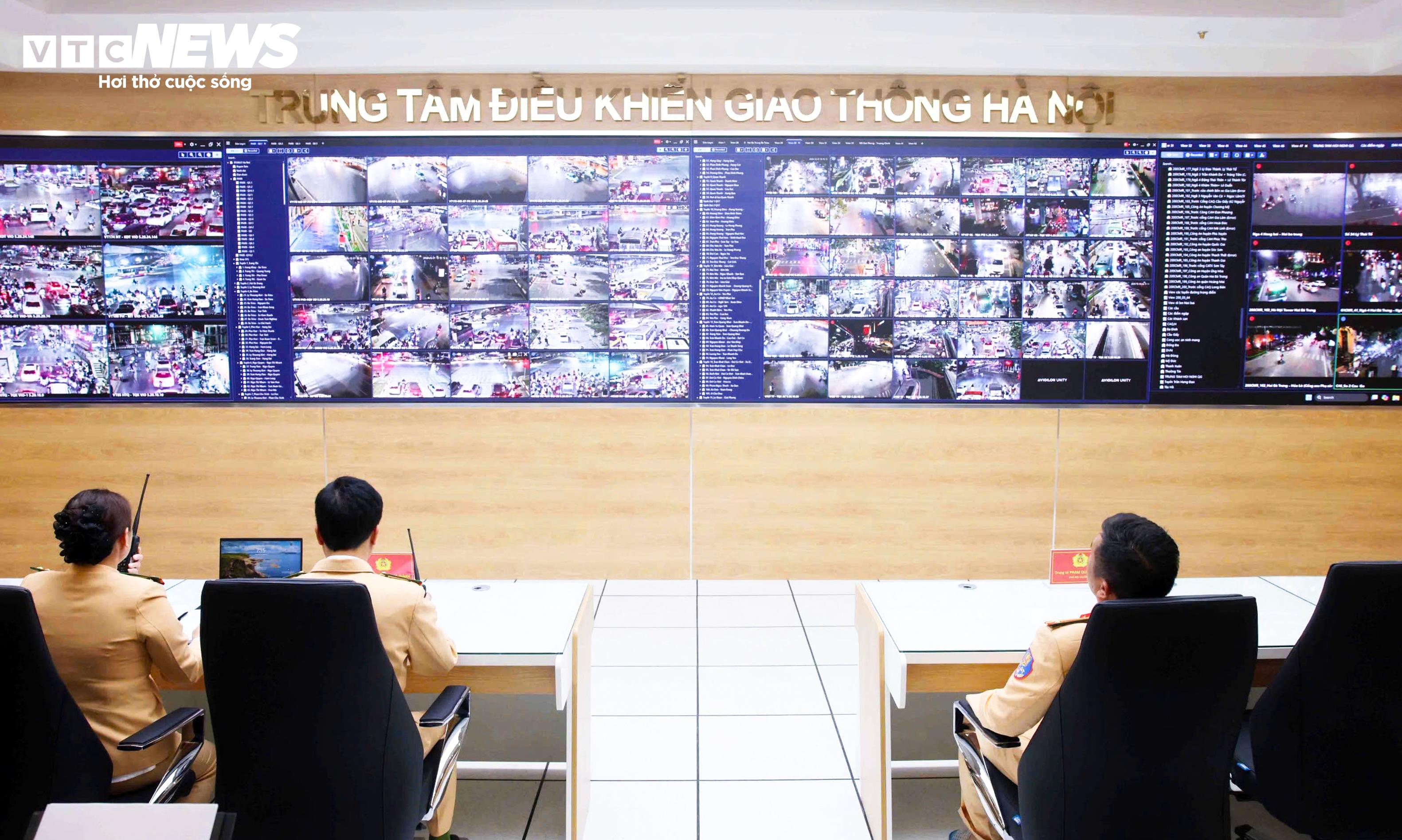 Bên trong trung tâm điều hành giao thông Hà Nội đêm Giao thừa năm mới 2026 - 4