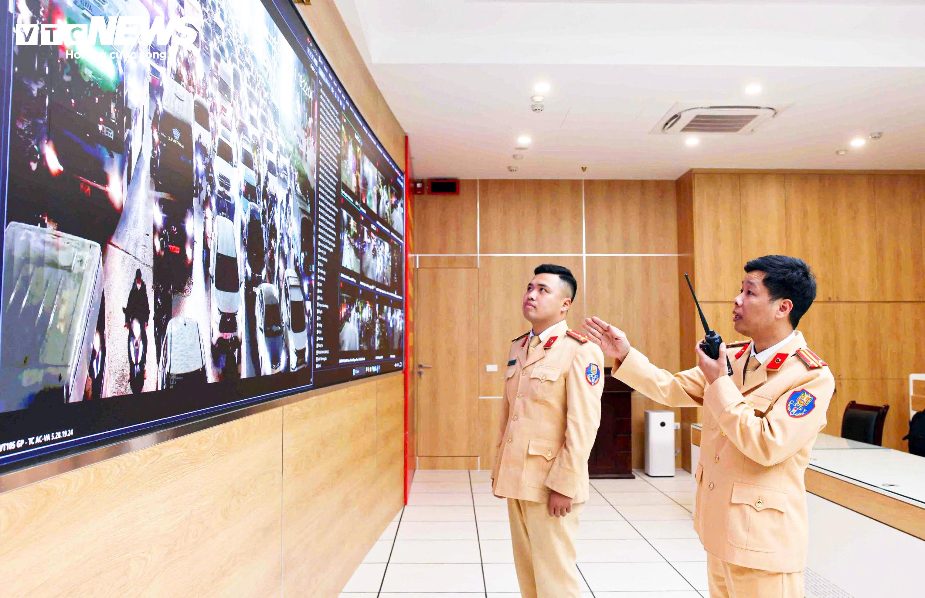 Bên trong trung tâm điều hành giao thông Hà Nội đêm Giao thừa năm mới 2026 - 5