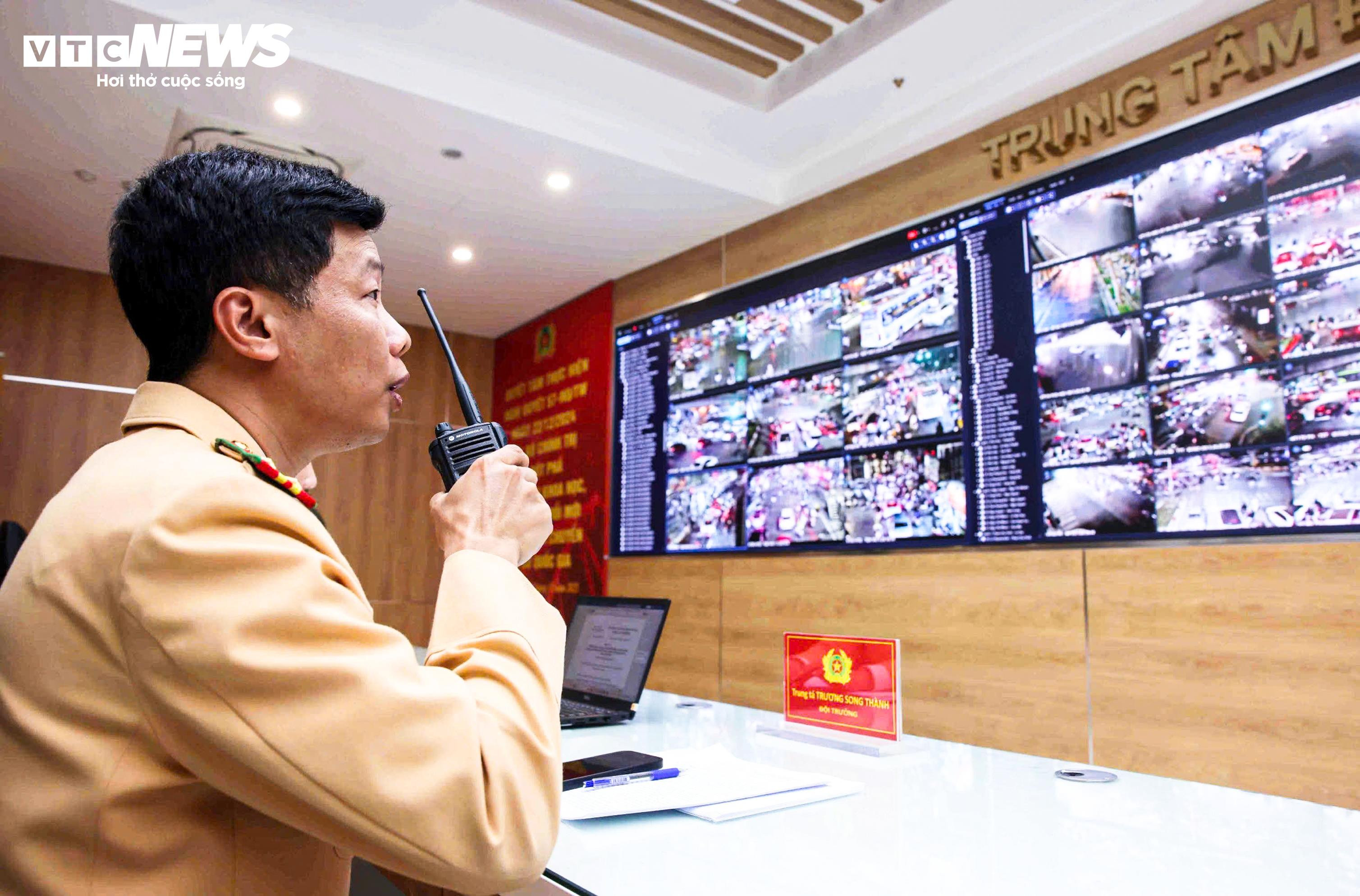 Bên trong trung tâm điều hành giao thông Hà Nội đêm Giao thừa năm mới 2026 - 6