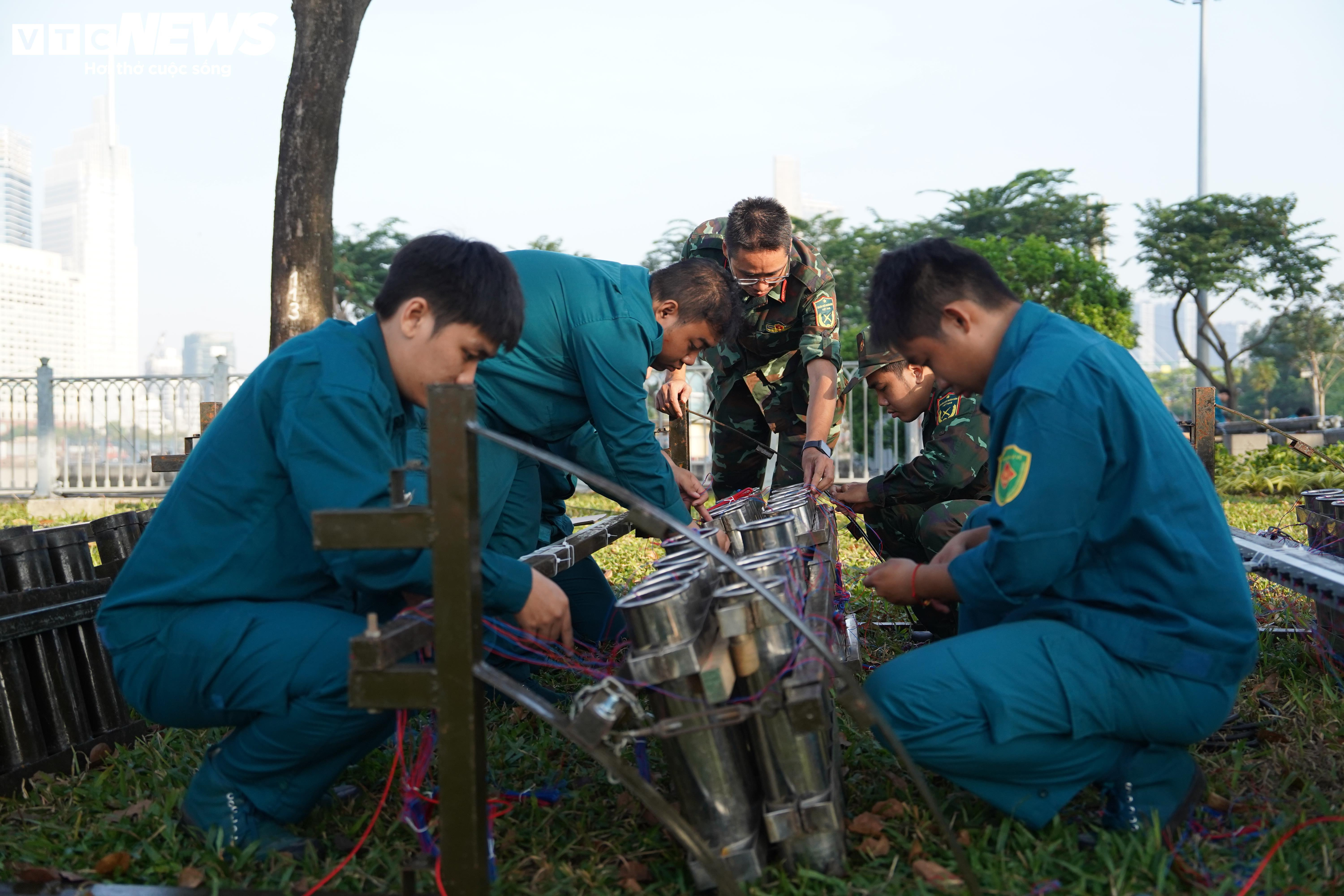 Trận địa pháo hoa ở TP.HCM trước giờ khai hỏa đón năm mới 2026 - 1