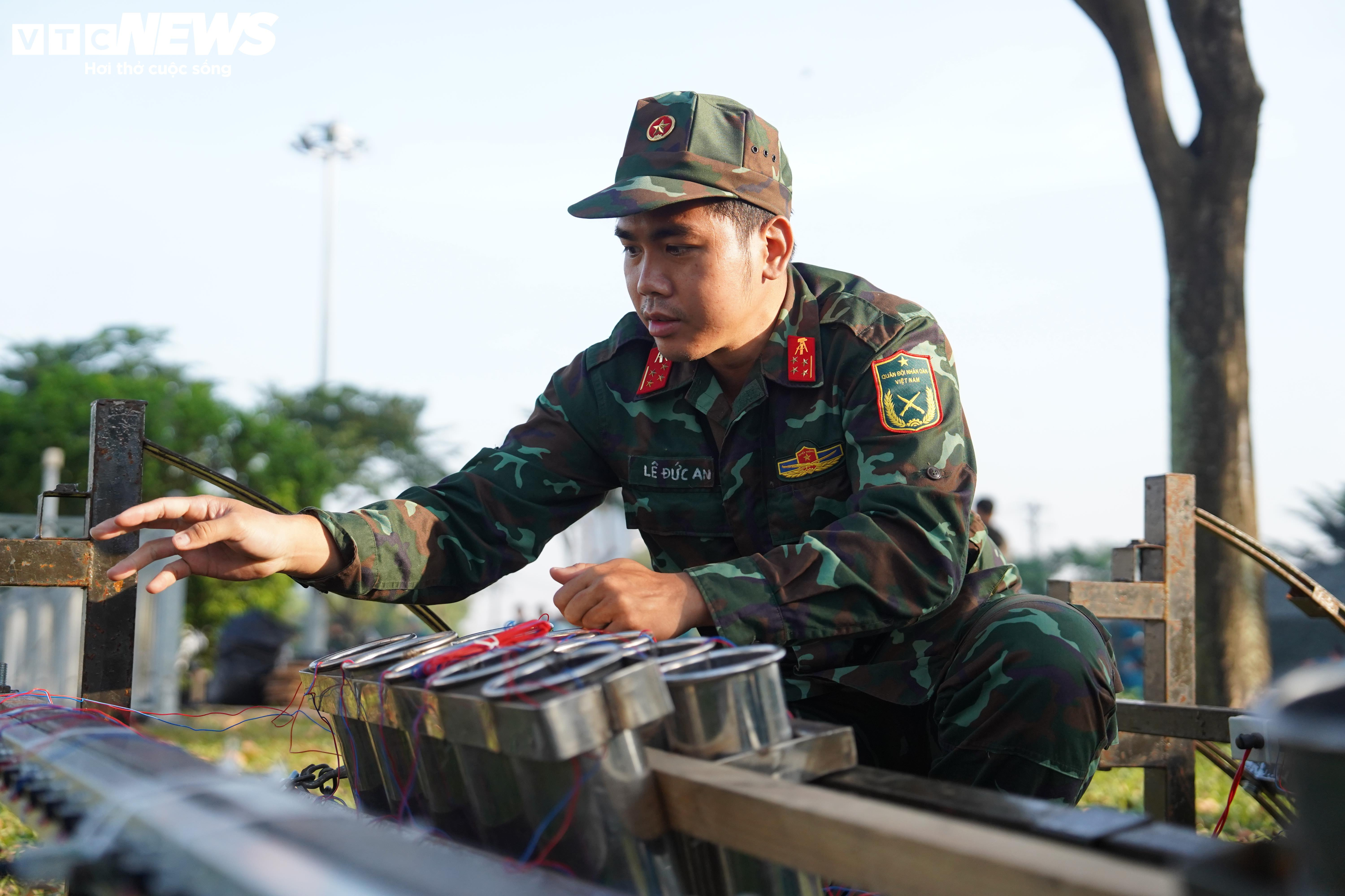 Trận địa pháo hoa ở TP.HCM trước giờ khai hỏa đón năm mới 2026 - 5