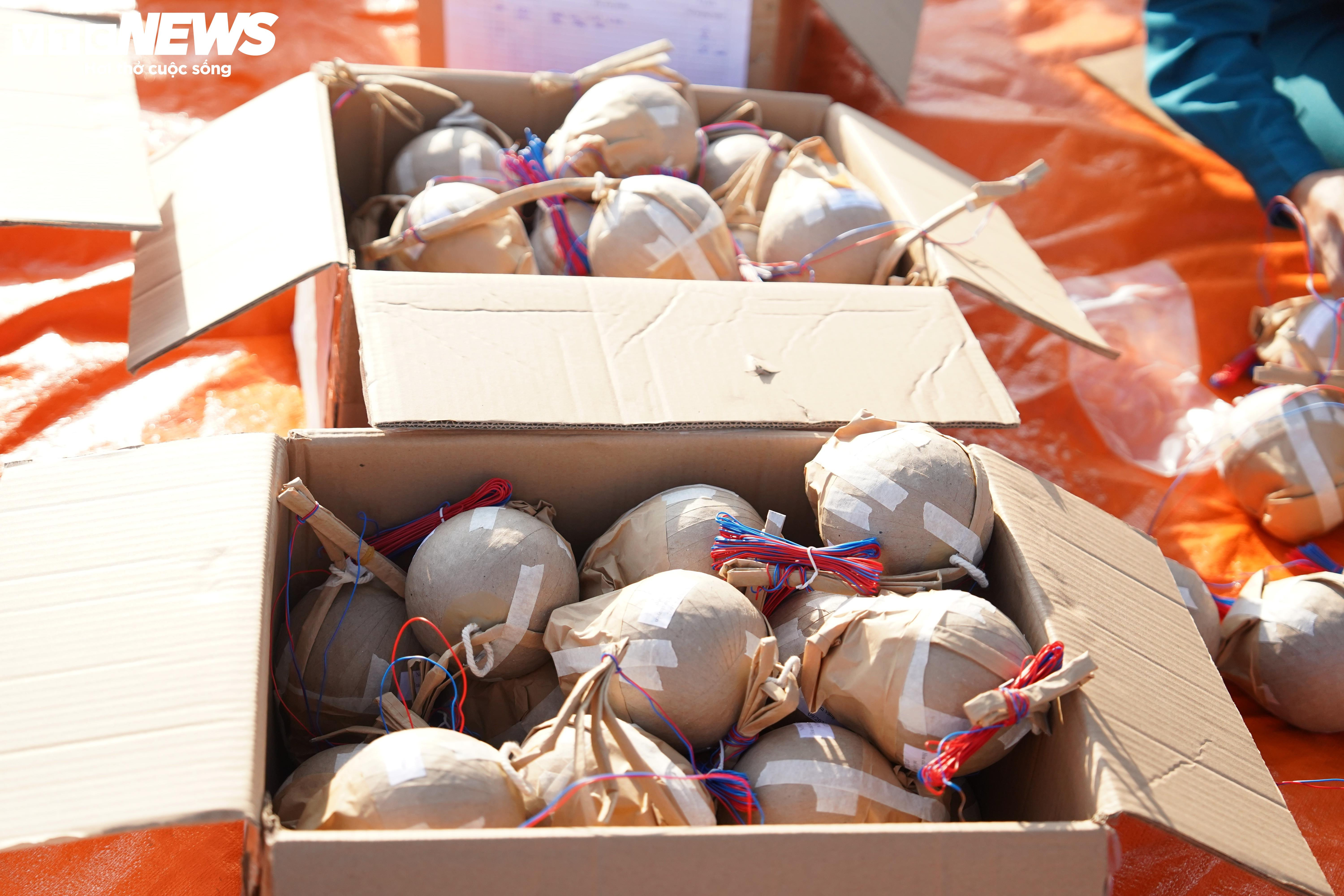 Trận địa pháo hoa ở TP.HCM trước giờ khai hỏa đón năm mới 2026 - 4