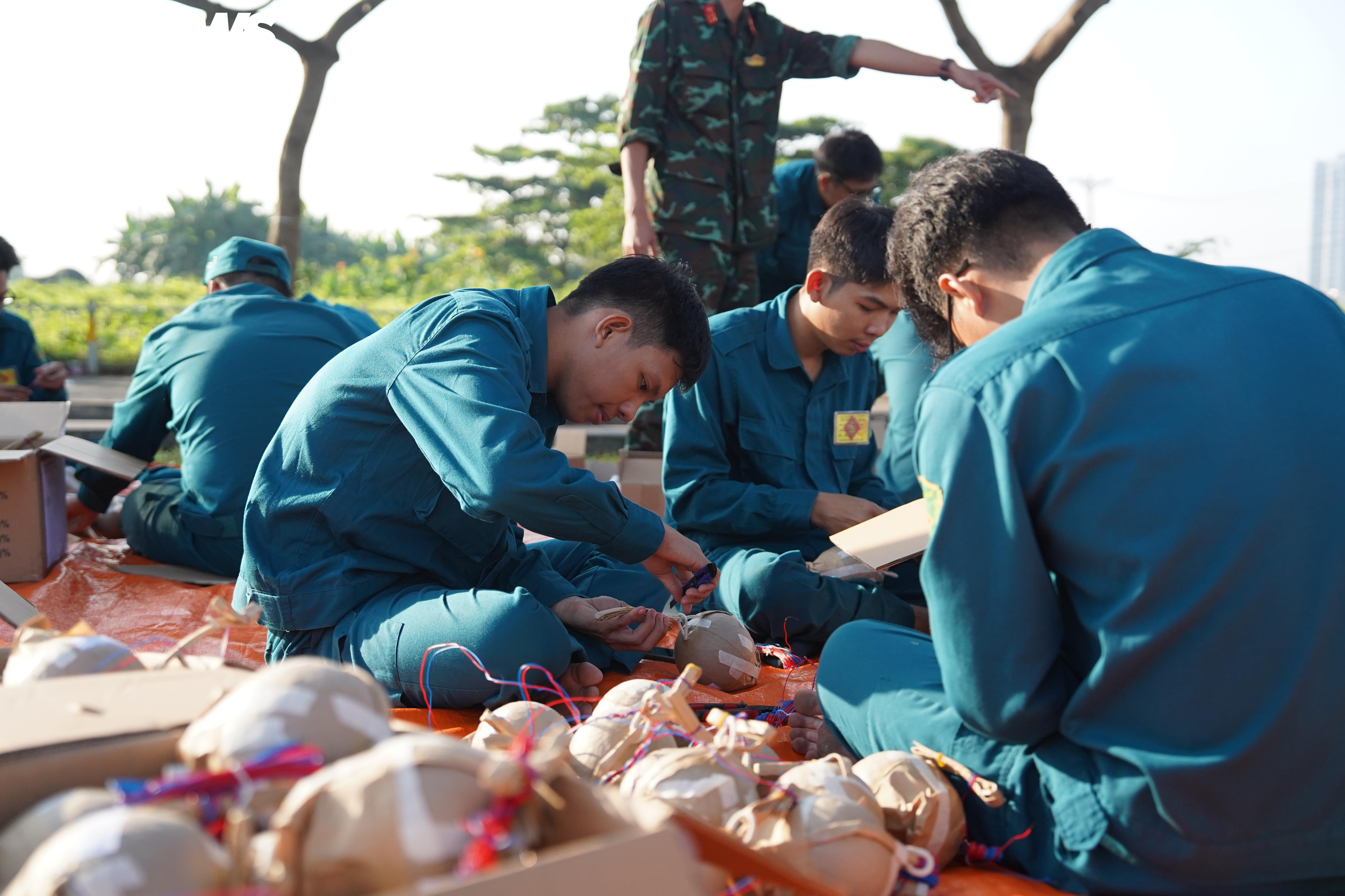 Trận địa pháo hoa ở TP.HCM trước giờ khai hỏa đón năm mới 2026 - 9