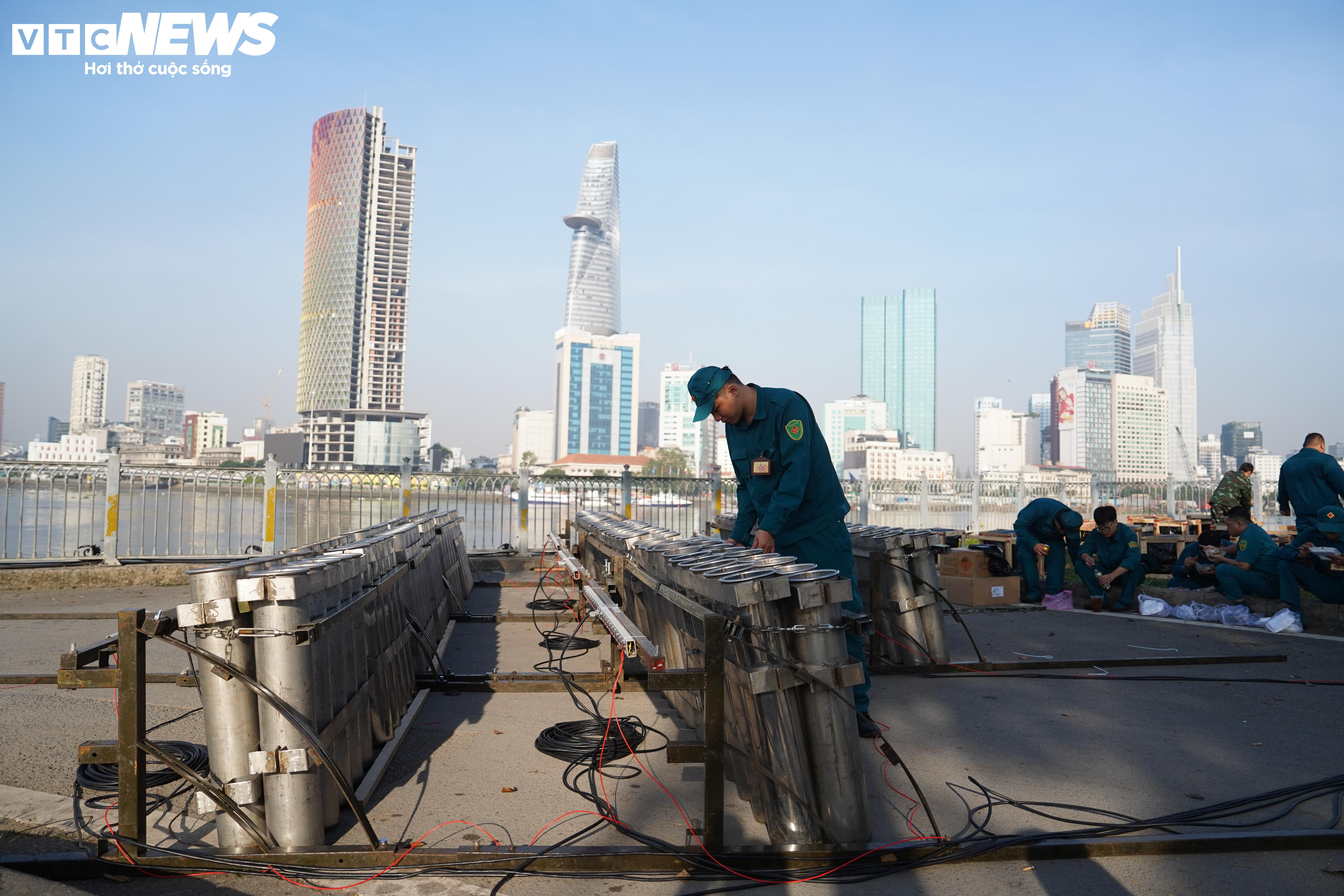 Trận địa pháo hoa ở TP.HCM trước giờ khai hỏa đón năm mới 2026 - 13