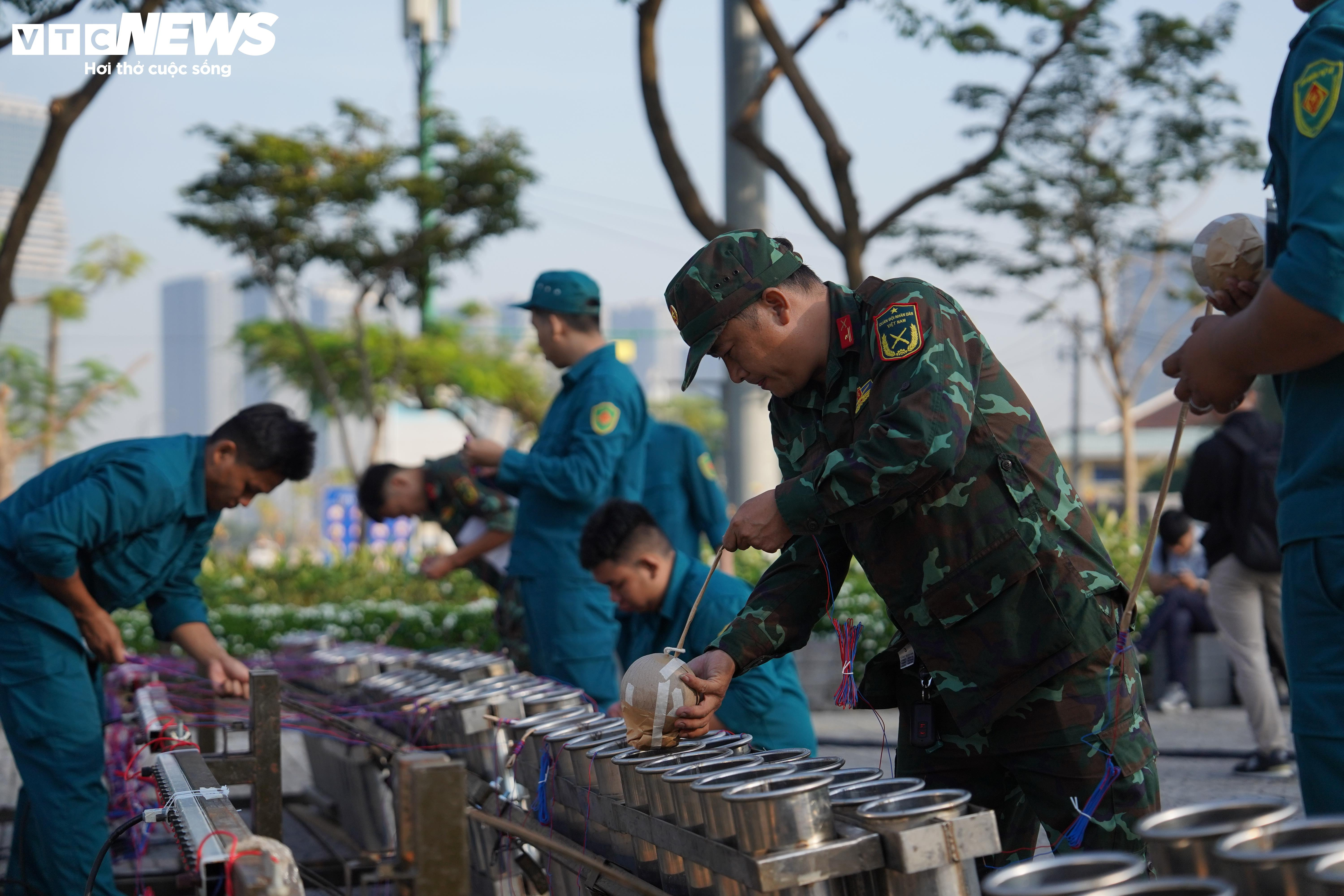 Trận địa pháo hoa ở TP.HCM trước giờ khai hỏa đón năm mới 2026 - 3