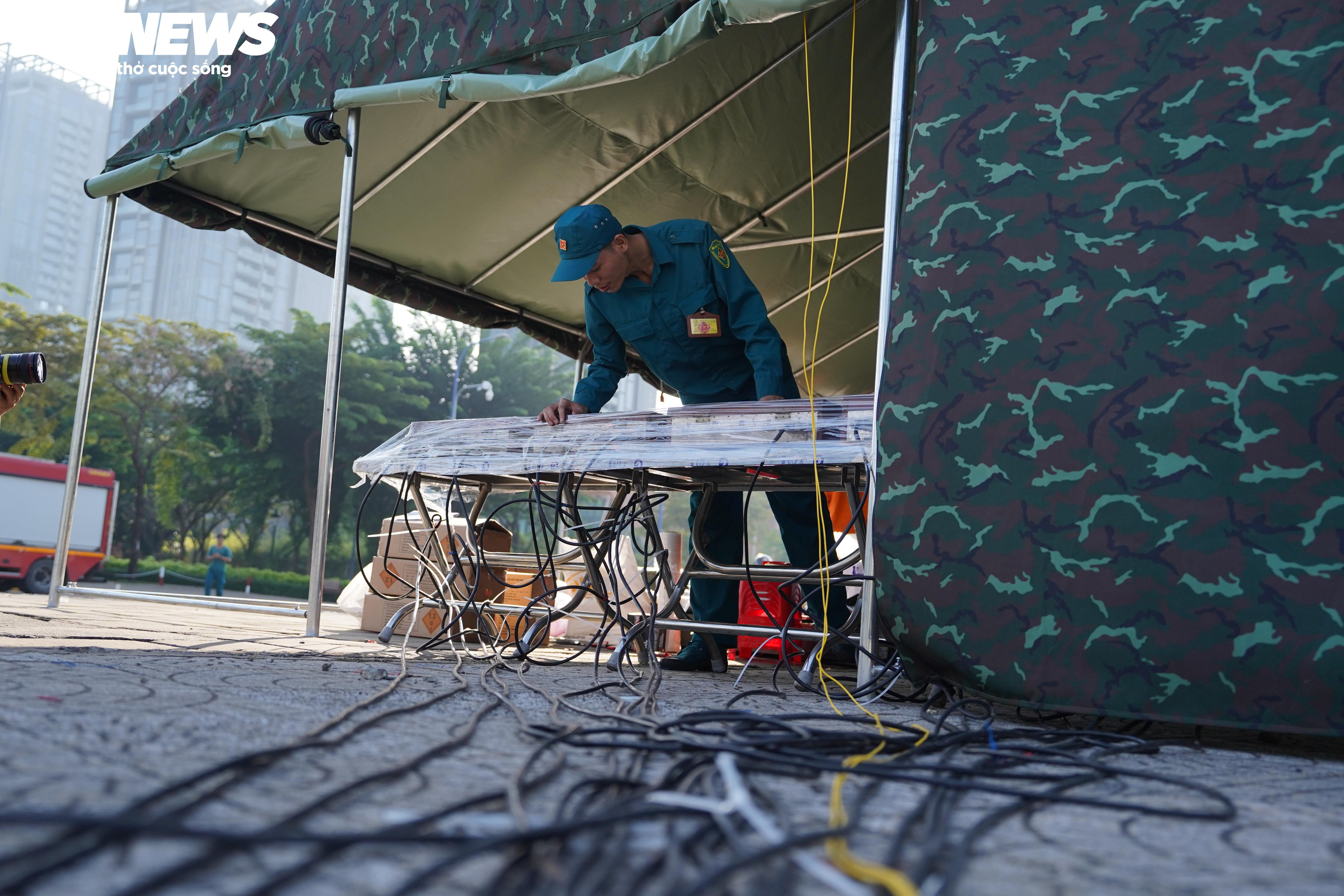 Trận địa pháo hoa ở TP.HCM trước giờ khai hỏa đón năm mới 2026 - 12