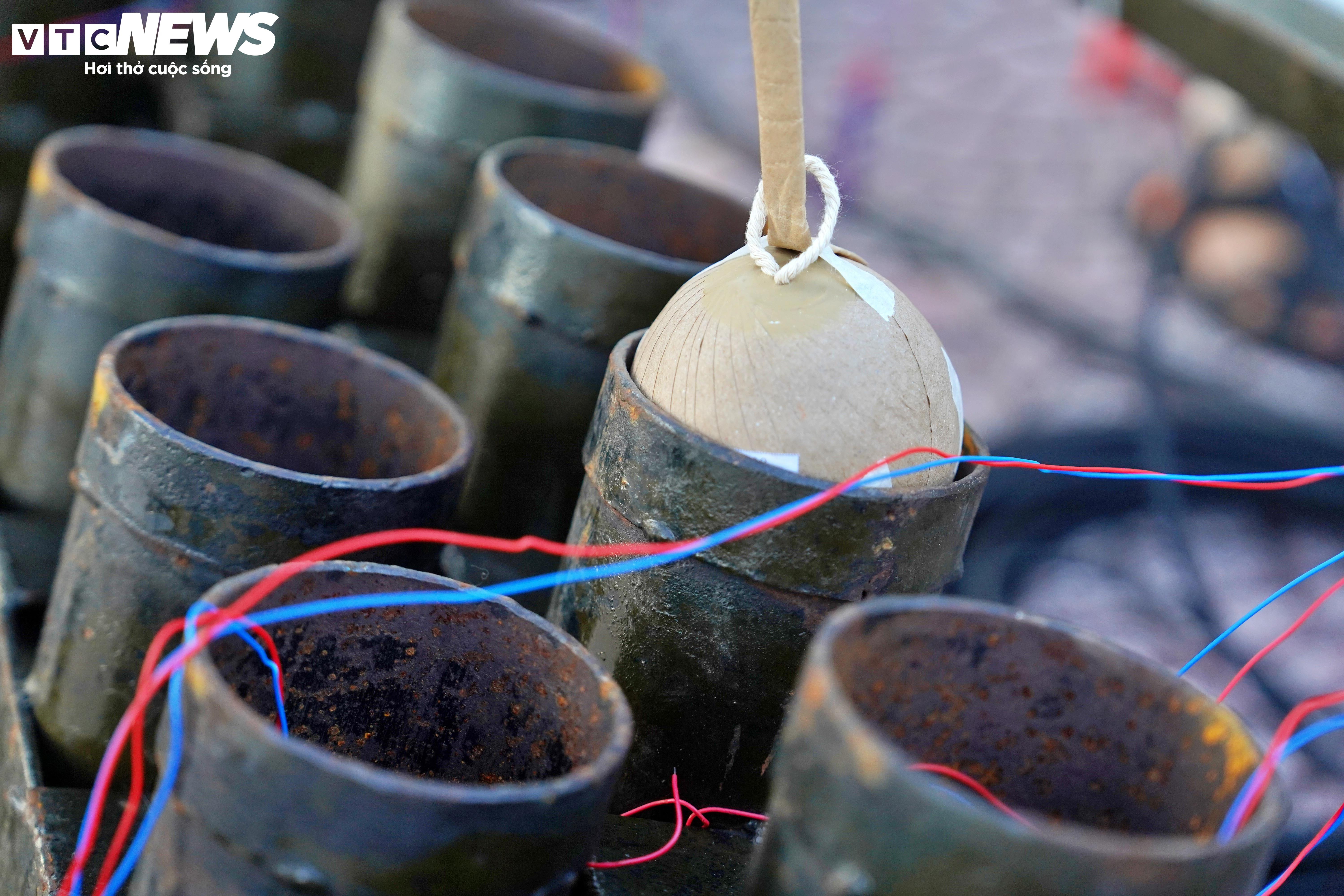 Trận địa pháo hoa ở TP.HCM trước giờ khai hỏa đón năm mới 2026 - 7