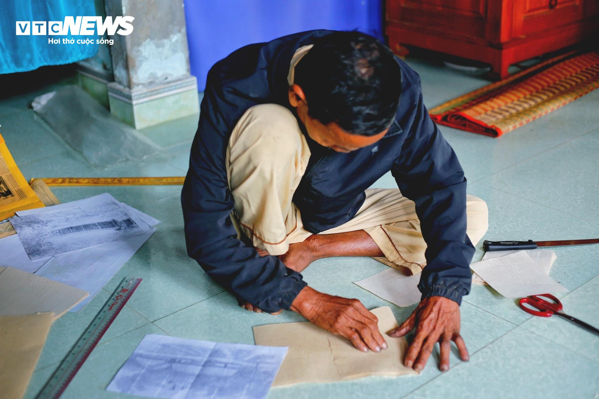 Khách tây thích thú khám phá làng tranh cổ trăm tuổi độc nhất Cố đô Huế - 3