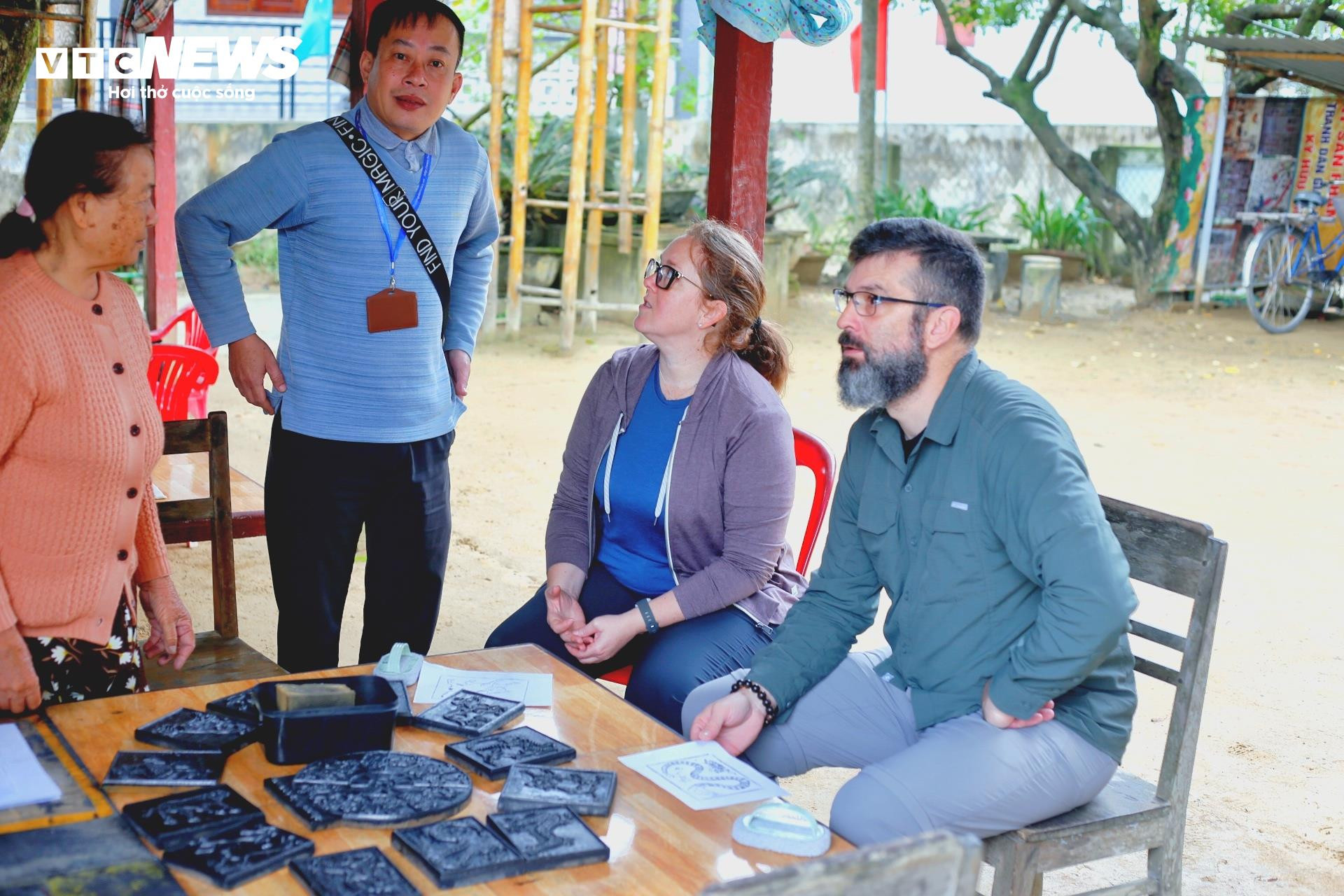 Khách tây thích thú khám phá làng tranh cổ trăm tuổi độc nhất Cố đô Huế - 7