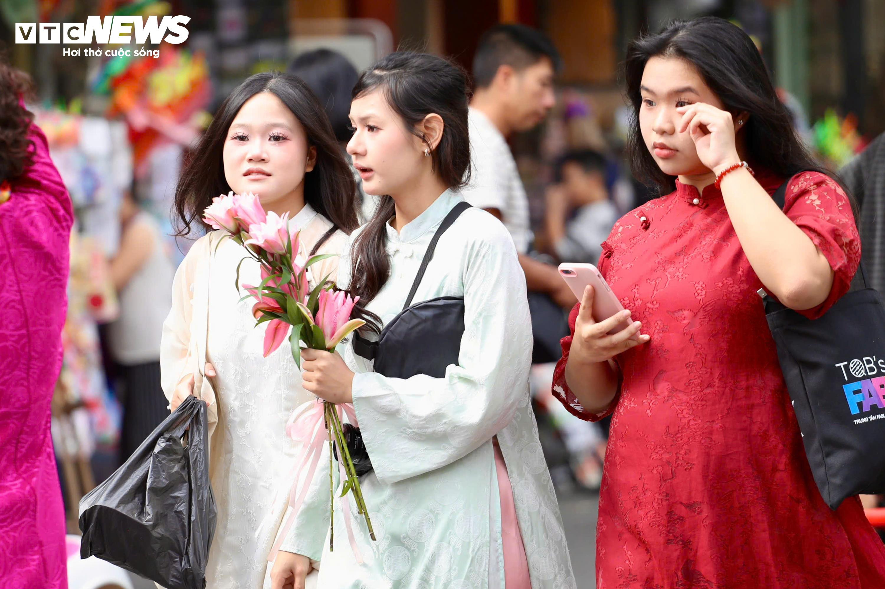 Người Hà Nội đổ về Hồ Gươm, diện áo dài chụp ảnh trong ngày đầu năm mới - 9