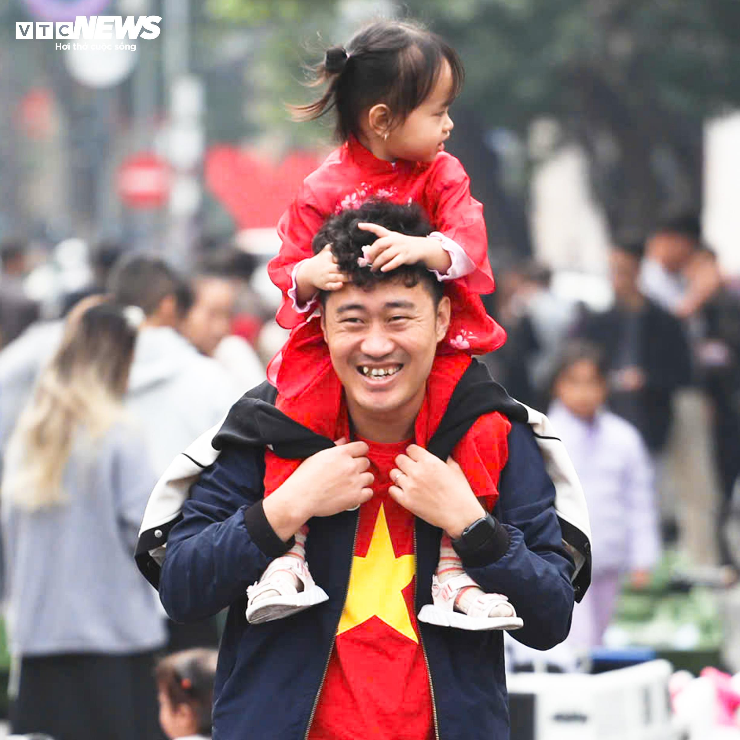 Người Hà Nội đổ về Hồ Gươm, diện áo dài chụp ảnh trong ngày đầu năm mới - 11