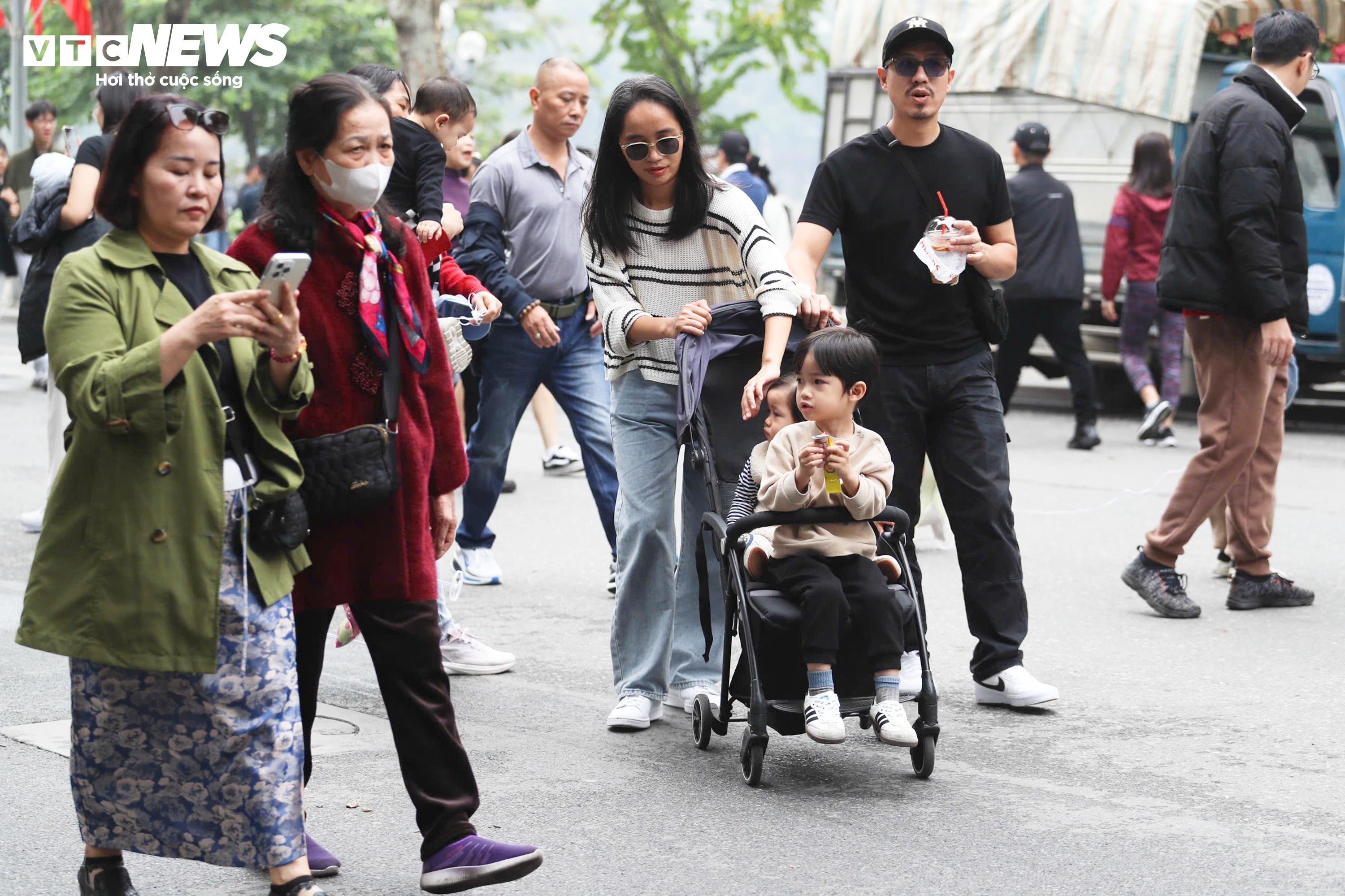 Người Hà Nội đổ về Hồ Gươm, diện áo dài chụp ảnh trong ngày đầu năm mới - 12