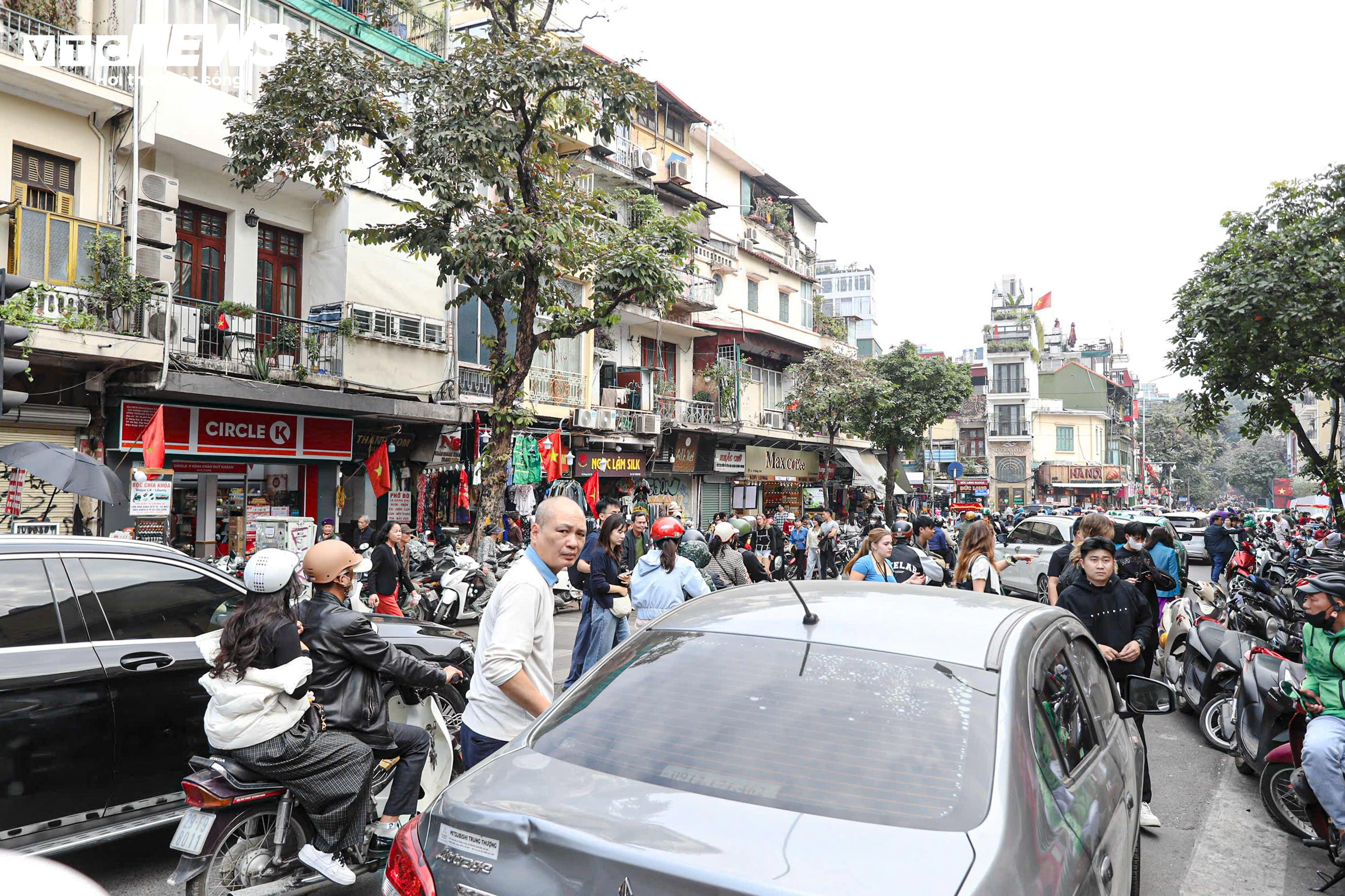 Người Hà Nội đổ về Hồ Gươm, diện áo dài chụp ảnh trong ngày đầu năm mới - 1