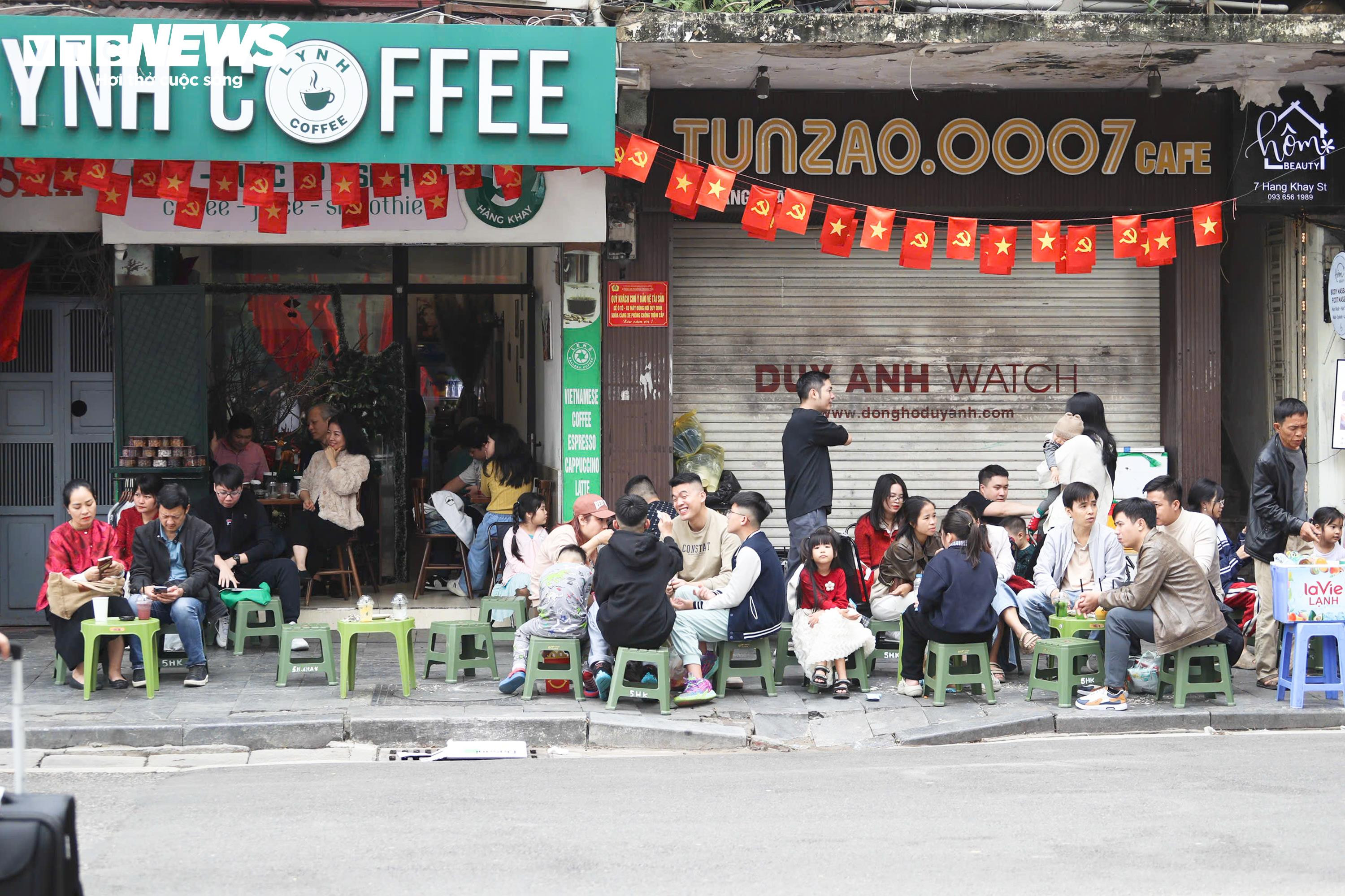 Người Hà Nội đổ về Hồ Gươm, diện áo dài chụp ảnh trong ngày đầu năm mới - 13