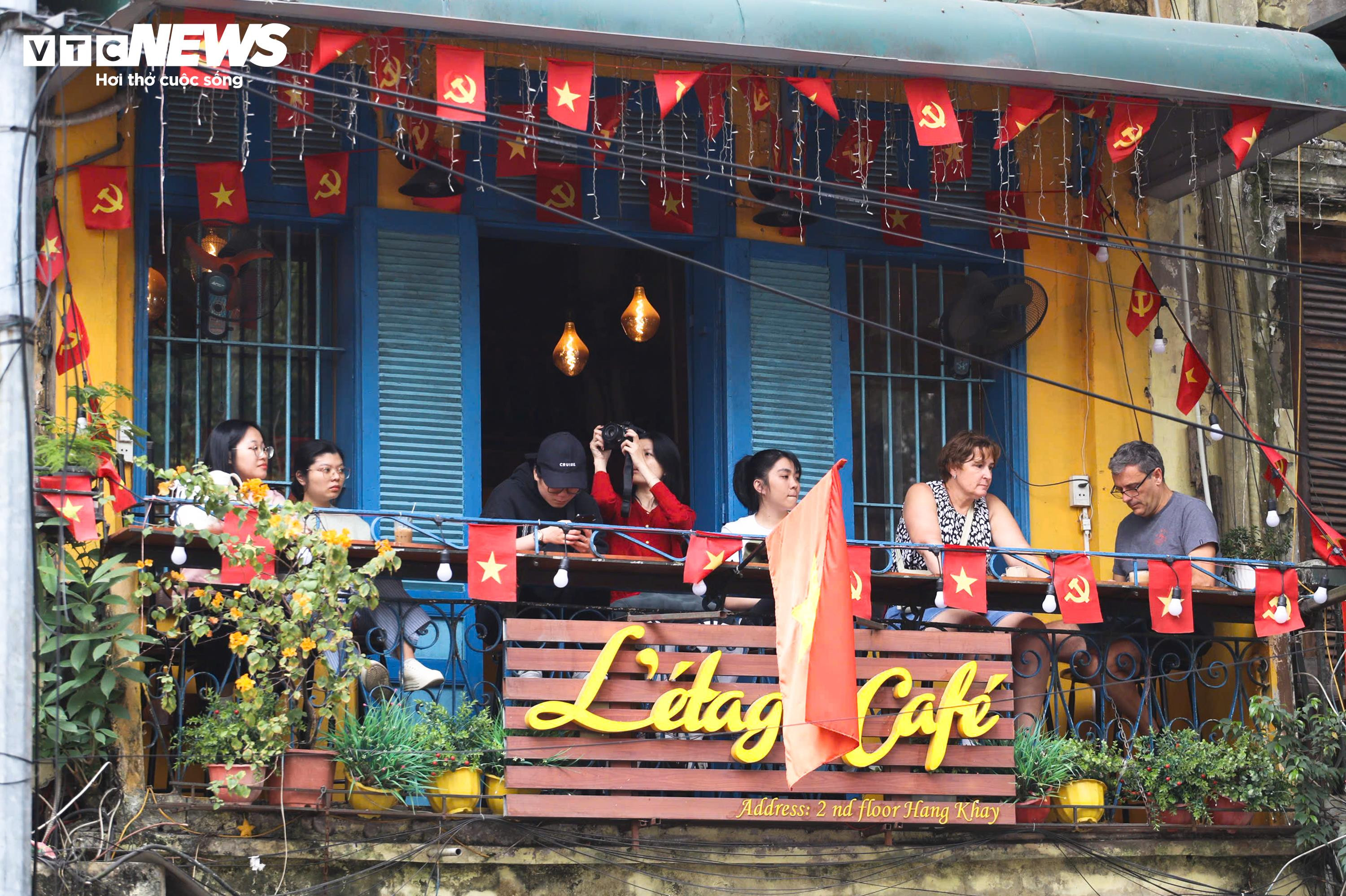 Người Hà Nội đổ về Hồ Gươm, diện áo dài chụp ảnh trong ngày đầu năm mới - 14